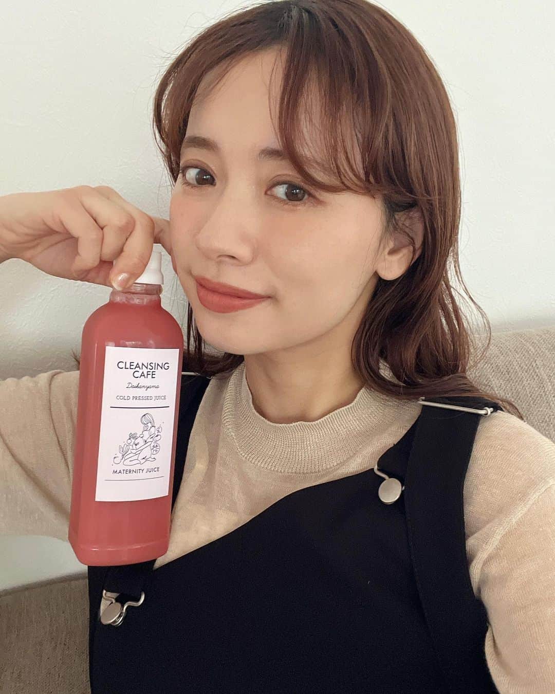 さんのインスタグラム写真 - (Instagram)「・ 嬉しいお知らせ🕊  @cleansingcafe のお店が出来た当初くらいから、野菜不足の時、肌荒れした時、ダイエットしたい時の私の駆け込みスポットだったクレンジングカフェとコラボして、クイックエステ&コールドプレスジュースがついてくる妊活&マタニティメニューを作っていただきました♡  妊活&妊娠中は葉酸、鉄分、ビタミン、食物繊維、カリウムetc.摂りたい栄養がたくさんあるのに、普段の食事からバランスよく摂るのは難しくて…  でも、コールドプレスジュースだったら野菜と果物の欲しい栄養がギュッと詰まったジュースを手軽に摂ることができるし、とてもお世話になっています👏🏻  食欲がない時でもすっきり飲めるし、逆に食欲ありすぎて身体が重い時にクレンズとしても🕊  栄養が足りてないな、と不安になる時もコールドプレスジュースを飲めば大丈夫！とお守り的な気持ちもありました✨  そして、妊娠してから思ったのが、肌の不調が出てもできるエステケアが限られているし、ずっと横になっていられなくて😭  クレンジングカフェのクイックエステなら、服も着替えずサッとフェイスエステが出来る👍🏻  このメニューの為に配合していただいたジェリーマスクは低刺激で妊娠中気になるシミそばかすや乾燥によるシワっぽさをケア出来るので、終わったあとツヤっとふっくらします♡  久々にフェイスエステ出来た時は、人にケアしてもらえるありがたさと、モチベーションがすごく上がった！と前向きになりました👏🏻  メニューは2種類🌿 マシンを使ってケアする ビューティフェイシャルケアと マシンを使わないマタニティメニュー。  どちらもグリーンorピンクのコールドプレスジュースが付いて来ます🤤  日々の忙しい生活の中でサッと自分ケアをしたい方、 必要な栄養素を野菜や果物からしっかり摂りたい方、 妊活&マタニティケアをお探しの方、  特にセットのコールドプレスジュースは、女性に必要な栄養素が詰まっていて、味も本当に美味しいのに身体にも良いのでおすすめです♡  長くなってしまいましたが💦 4/12からスタートで、今は予約受付中なので、ぜひ @cleansingcafe からチェックしてみてください🥰  #クレンジングカフェ #コールドプレスジュース #クイックエステ #マタニティエステ #マタニティメニュー」4月5日 19時14分 - natsukoakahani