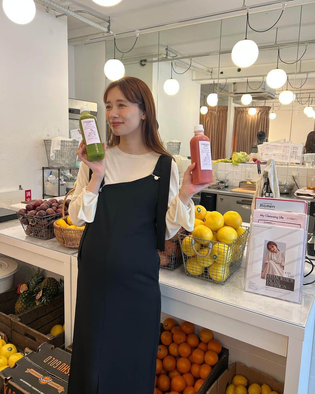 さんのインスタグラム写真 - (Instagram)「・ 嬉しいお知らせ🕊  @cleansingcafe のお店が出来た当初くらいから、野菜不足の時、肌荒れした時、ダイエットしたい時の私の駆け込みスポットだったクレンジングカフェとコラボして、クイックエステ&コールドプレスジュースがついてくる妊活&マタニティメニューを作っていただきました♡  妊活&妊娠中は葉酸、鉄分、ビタミン、食物繊維、カリウムetc.摂りたい栄養がたくさんあるのに、普段の食事からバランスよく摂るのは難しくて…  でも、コールドプレスジュースだったら野菜と果物の欲しい栄養がギュッと詰まったジュースを手軽に摂ることができるし、とてもお世話になっています👏🏻  食欲がない時でもすっきり飲めるし、逆に食欲ありすぎて身体が重い時にクレンズとしても🕊  栄養が足りてないな、と不安になる時もコールドプレスジュースを飲めば大丈夫！とお守り的な気持ちもありました✨  そして、妊娠してから思ったのが、肌の不調が出てもできるエステケアが限られているし、ずっと横になっていられなくて😭  クレンジングカフェのクイックエステなら、服も着替えずサッとフェイスエステが出来る👍🏻  このメニューの為に配合していただいたジェリーマスクは低刺激で妊娠中気になるシミそばかすや乾燥によるシワっぽさをケア出来るので、終わったあとツヤっとふっくらします♡  久々にフェイスエステ出来た時は、人にケアしてもらえるありがたさと、モチベーションがすごく上がった！と前向きになりました👏🏻  メニューは2種類🌿 マシンを使ってケアする ビューティフェイシャルケアと マシンを使わないマタニティメニュー。  どちらもグリーンorピンクのコールドプレスジュースが付いて来ます🤤  日々の忙しい生活の中でサッと自分ケアをしたい方、 必要な栄養素を野菜や果物からしっかり摂りたい方、 妊活&マタニティケアをお探しの方、  特にセットのコールドプレスジュースは、女性に必要な栄養素が詰まっていて、味も本当に美味しいのに身体にも良いのでおすすめです♡  長くなってしまいましたが💦 4/12からスタートで、今は予約受付中なので、ぜひ @cleansingcafe からチェックしてみてください🥰  #クレンジングカフェ #コールドプレスジュース #クイックエステ #マタニティエステ #マタニティメニュー」4月5日 19時14分 - natsukoakahani