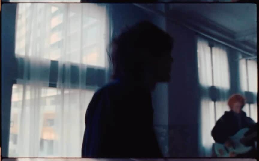 BUMP OF CHICKENのインスタグラム：「4/1(土)に先行配信リリースしました「窓の中から」が本日発表の最新『Billboard JAPANダウンロード・ソング・チャート“Download Songs”』で1位、『オリコン週間デジタルシングル（単曲）ランキング』で2位を獲得しました！ たくさん聴いていただいてありがとうございます。これからも「窓の中から」をよろしくお願い致します。https://bumpofchicken.lnk.to/SOUVENIR0405  #窓の中から」