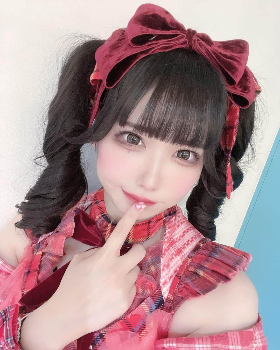 恋汐 りんごのインスタグラム：「恋汐りんごちゃん🍎 .°ʚ(Ｕ 'ᴗ' Ｕ)ɞ°.  ♡,*▷◁,*♡,*▷◁,*♡ ,*▷◁,*♡,*▷◁,*♡  バンドじゃないもん！MAXXNAKAYOSHI というグループで活動中のアイドル♡ 恋汐りんごちゃんなの♡ フォロー大歓迎♡(Ｕ 'ᴗ' Ｕ)  🎀恋するりんごいろ担当♡ 🎀47都道府県ツアー開催中♡ 🎀yell Liveにて頻繁に配信してまる♡ 🎀恋汐りんごゔぁ〜ちゃるモード屋さん (Vtuber的活動)もみての♡  🍎しゅみ:コスプレ♡深夜ラジオ♡ 🍎とくぎ:お衣装デザイン♡アニソンDJ♡  🎀おしごとのご依頼はこちらまで🎀 (ライブ♡歌唱♡DJ♡ラジオ♡番組♡イベント出演♡声優♡ナレーション♡衣装デザイン♡PR♡プロデュース♡その他なんでも♡)  https://banmon.jp/mailform  ♡,*▷◁,*♡,*▷◁,*♡ ,*▷◁,*♡,*▷◁,*♡  #アイドル #アイドル衣装 #黒髪女子  #ツインテール  #縦ロール #idol  #japaneseidol  #japanesegirl」