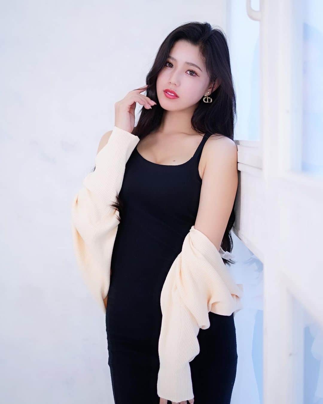 真木しおりのインスタグラム：「今日も1日お疲れ様です🐼  撮影会もっとしたい\( ˆoˆ )/♡  #RQ #レースクイーン #artagals #hankookgirls  #撮影会 #撮影会モデル #黒髪 #黒髪ロング #ロングヘア」