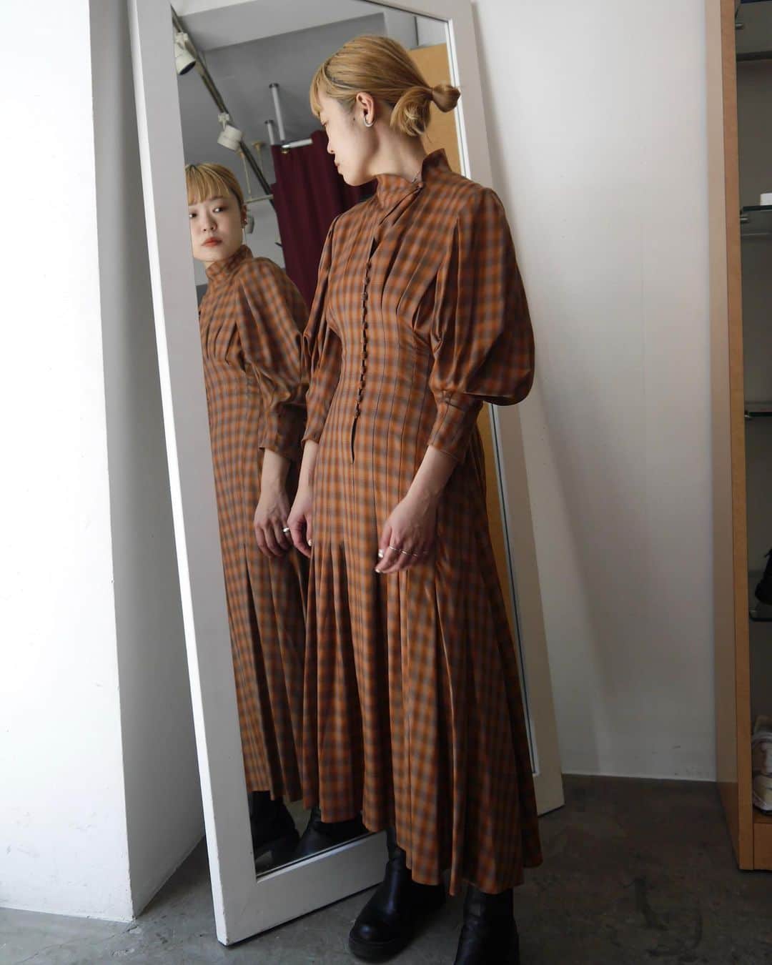 MIDWEST TOKYO WOMENのインスタグラム：「@mamekurogouchi  Linen mix ombre check flared dress brown / light green」