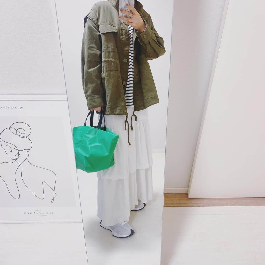aiaiのインスタグラム：「袖を外すとベストにもなる ミリタリージャケット。  #ミリタリージャケット  @andme_official  #ボーダートップス  @reca_official  @reca.rakuten  #bag  @zakkabox_  #スニーカー  @newbalance  コーデの詳細はブログに書いています。  ✍︎ ✎ ✍︎ ✎ ✍︎ ✎ ✍︎ ✎ ✍︎ ✎   #fashion#outfit#style#coordinate#instagood#ootd#pic#instapic#コーデ#コーディネート#スタイリング#プチプラコーデ#本日のコーデ#大人カジュアル#プチプラ  #カジュアル #カジュアルコーデ #スカートコーデ #スニーカーコーデ #ニューバランス #ニューバランス327 #春コーデ #春服コーデ #春服 #春アウター」
