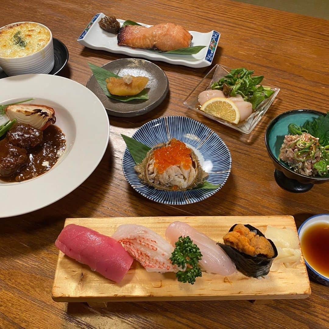 田中ウルヴェ京さんのインスタグラム写真 - (田中ウルヴェ京Instagram)「カーリングの街🥌 常呂町の松寿しさんで大将と一緒に美味しい日本酒たくさん頂きました。🙏🙇‍♀️  而今と鍋島 美味しかったです😍  お食事は全てめちゃくちゃ美味しすぎて。  こんな素敵なお店が近所にあったら間違いなく毎日行っちゃう。  松寿しさんの皆様からの温かさに本当に楽しく嬉しく つい、ずいぶんと大きなものを二つ置いてまいりました。😂(何を置いてきたかは、ぜひ皆様現地に行ってご確認いただきたく🙏)  カーリング🥌 もうちょっと上手くなりたいので😑 また伺います。  #常呂町  #カーリング  #松寿し常呂  #日本酒🍶 #bstbs  #田中ウルヴェ京のココロラボ」4月5日 19時28分 - miyako.tanaka.oulevey