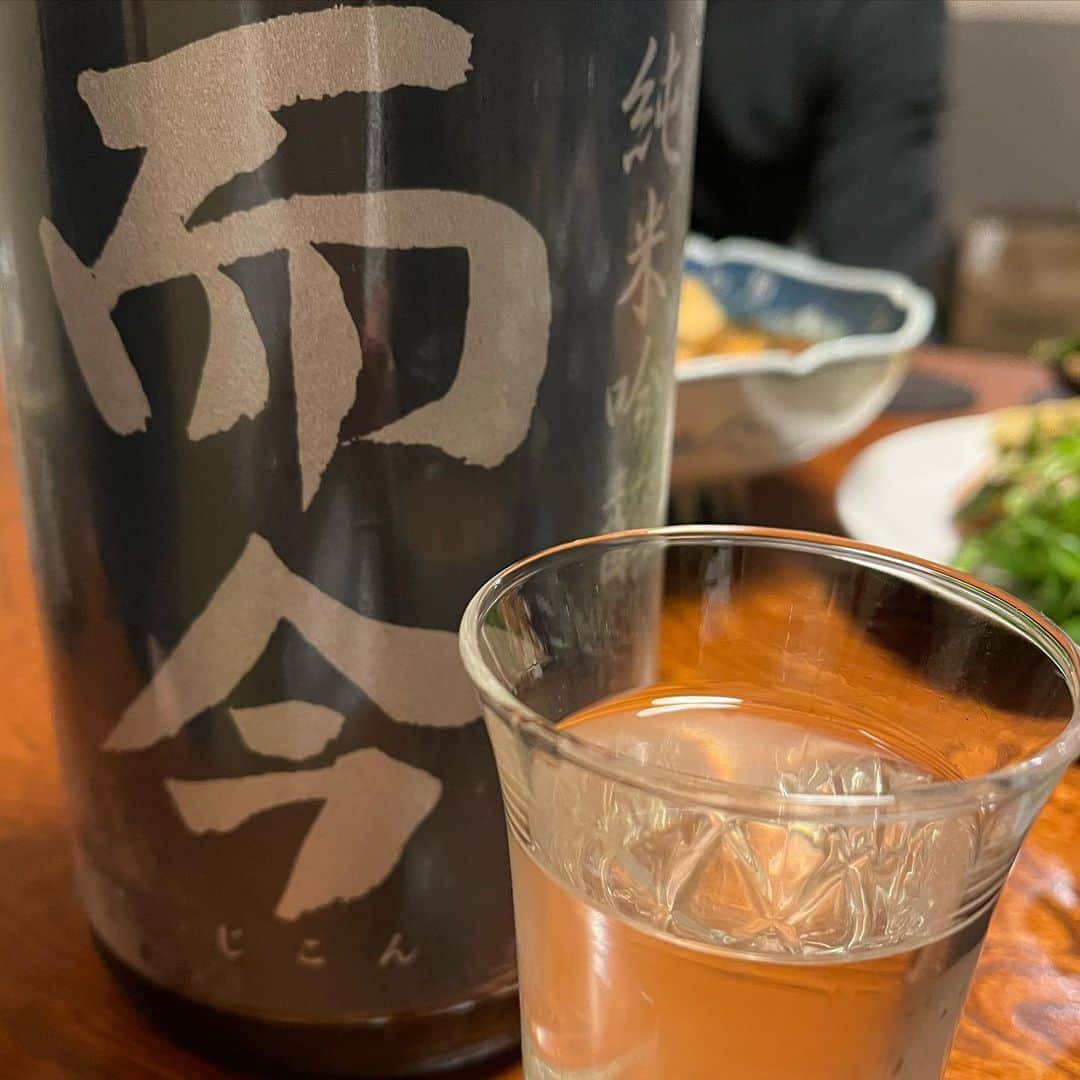 田中ウルヴェ京さんのインスタグラム写真 - (田中ウルヴェ京Instagram)「カーリングの街🥌 常呂町の松寿しさんで大将と一緒に美味しい日本酒たくさん頂きました。🙏🙇‍♀️  而今と鍋島 美味しかったです😍  お食事は全てめちゃくちゃ美味しすぎて。  こんな素敵なお店が近所にあったら間違いなく毎日行っちゃう。  松寿しさんの皆様からの温かさに本当に楽しく嬉しく つい、ずいぶんと大きなものを二つ置いてまいりました。😂(何を置いてきたかは、ぜひ皆様現地に行ってご確認いただきたく🙏)  カーリング🥌 もうちょっと上手くなりたいので😑 また伺います。  #常呂町  #カーリング  #松寿し常呂  #日本酒🍶 #bstbs  #田中ウルヴェ京のココロラボ」4月5日 19時28分 - miyako.tanaka.oulevey
