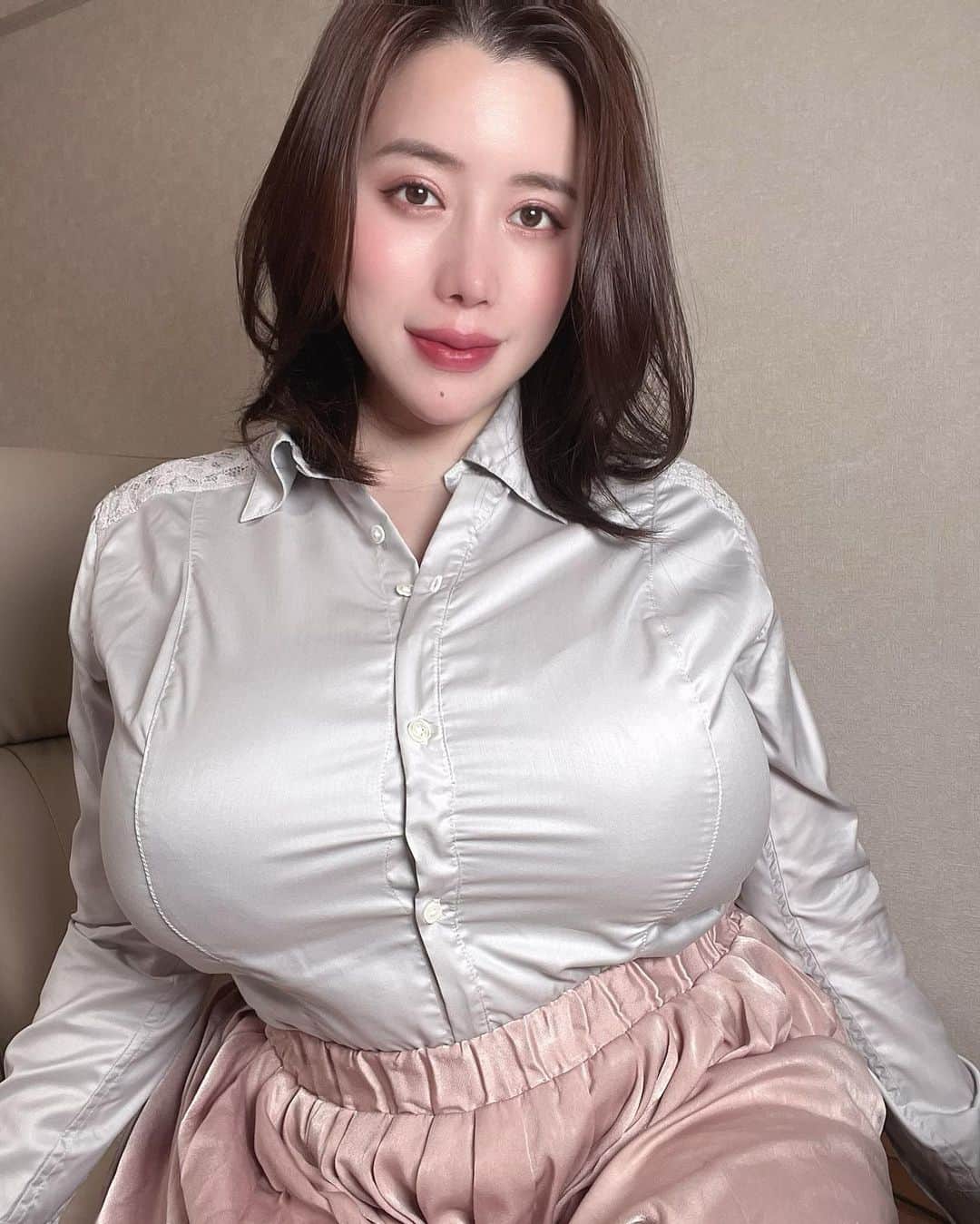 永井マリアのインスタグラム：「1 or 2？？🌸🌸  #ol #むちむち #curvygirl #curvyfashion #curvystyle #asiangirl #beautiful #ootd」