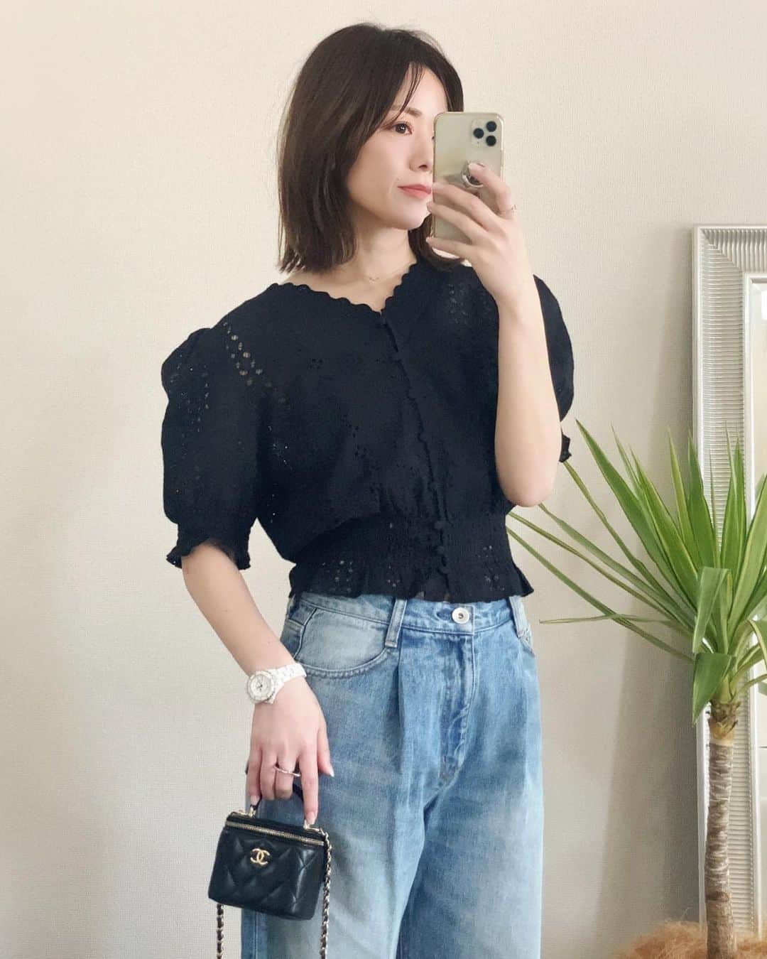 akiii031のインスタグラム：「前後2wayで楽しめるコットンレースブラウス🖤  スカラップな襟ぐりにくるみボタン🫰💕 これ背中側に着ても絶対可愛いやつ🫣💕  パフスリーブで甘めなデザインにはやっぱりデニム合わせが好き🫠🖤  tops @titivatejp denim #deuxiemeclasse bag #chanel  #titivate #titivatestyle #タイアップ #ティティベイト #前後2wayコットンレースブラウス」