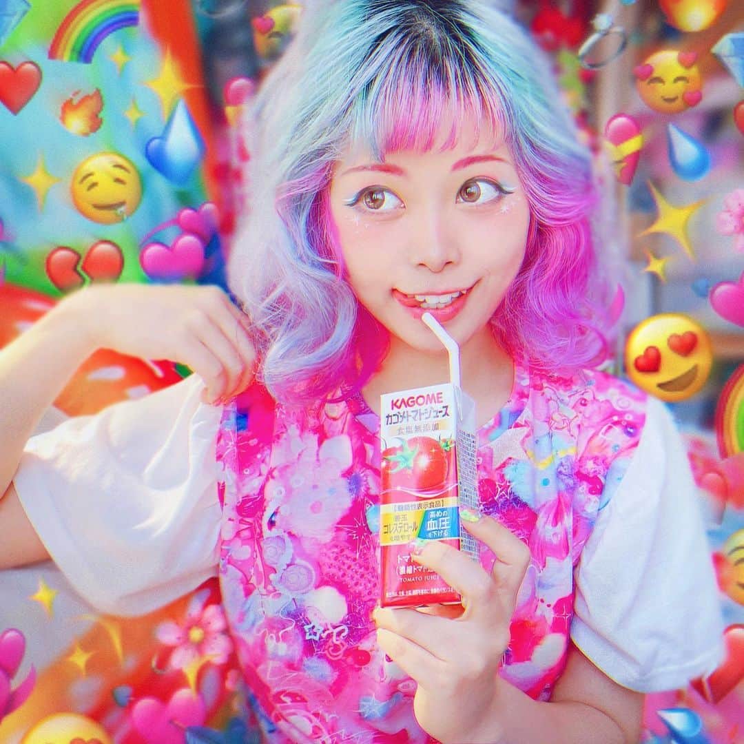 紅林大空のインスタグラム：「🦷🍫🥤  美容院行けなさすぎてもう3ヶ月…😇瀕死笑 やっと予約とったからあと数日我慢するのみんなで応援して😭💥 ⋆ ⋆ きのうは @ys.dentalcure で奥歯の抜歯だったよ〜🙃🌈 小学生の時から虫歯だったヨボヨボ奥歯🦷を 頑張って温存してくれてたんだけど限界ってことで🔧✨ ⋆ 親知らずも矯正も全部ワイズでお願いしてたから、もはや抜歯とか怖くない私です😂🌈💓  根っこが割れてて縫ったりしたので「腫れるだろうな〜🥺」と思ってましたが、なんと3枚目が今日の写真です😂💥 向かって左。痛くもない。すごい🥰🍰  p.s.ブログのお引っ越し、順番待ちしてるのでまだ時間かかりそうです🥺アメブロになります。それまでTwitterとインスタにいるね🏠」