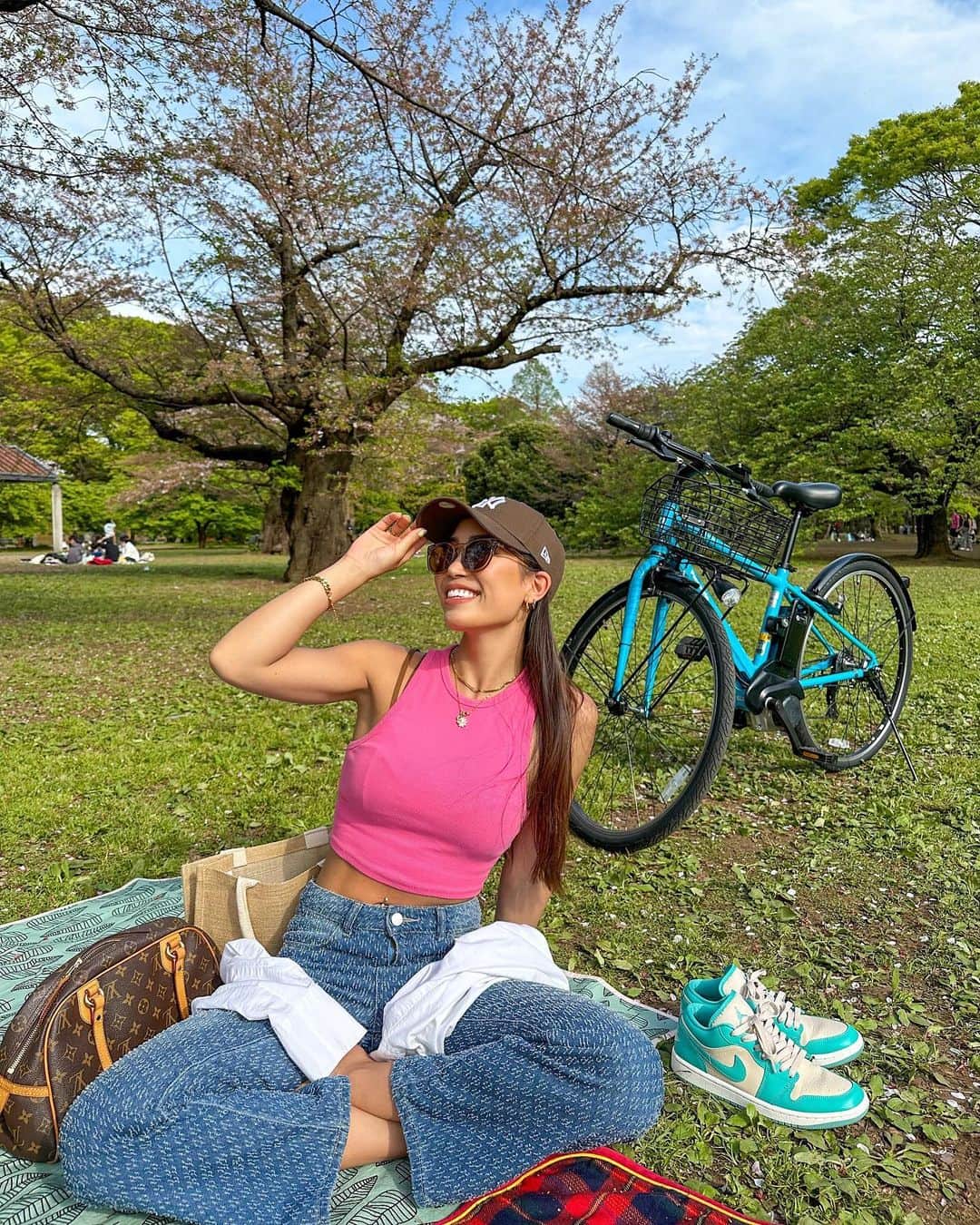 SÜMIREさんのインスタグラム写真 - (SÜMIREInstagram)「. 散りかけの桜を見ながらピクニック🌸 日光浴しながらのんびり過ごす休日は最高🌞 まな今日もありがとう🥰来月も楽しみ🫶🏽 . #お花見#ピクニック#代々木公園#春#休日#picnic#spring#pink#sakura#yoyogipark#japan#dayoff」4月5日 19時26分 - 12_sumiregram_26