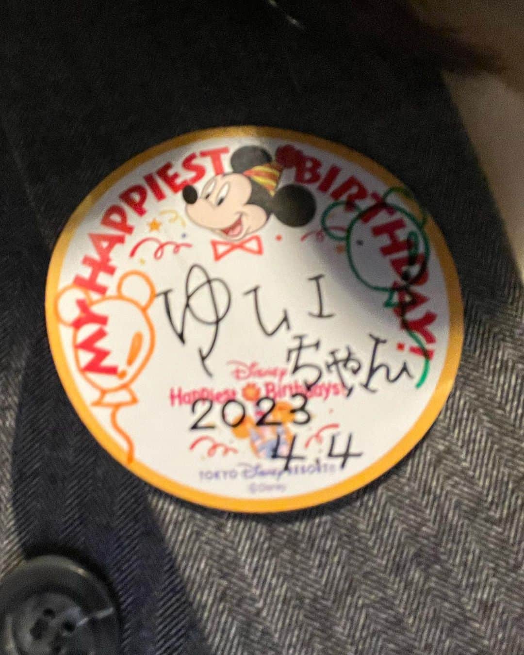 小池唯さんのインスタグラム写真 - (小池唯Instagram)「. たくさんのお祝いメッセージありがとうございます🙇‍♀️🎂✨  誕生日当日は、毎年お祝いしてくれる親友がお祝いしてくれました☺️🎁  お誕生日シール貼っていたので、キャストの方々にもたくさんおめでとうを言ってもらえて嬉しかった🥰  とっても幸せな1日でした😌🌸✨」4月5日 19時37分 - yuikoike_official