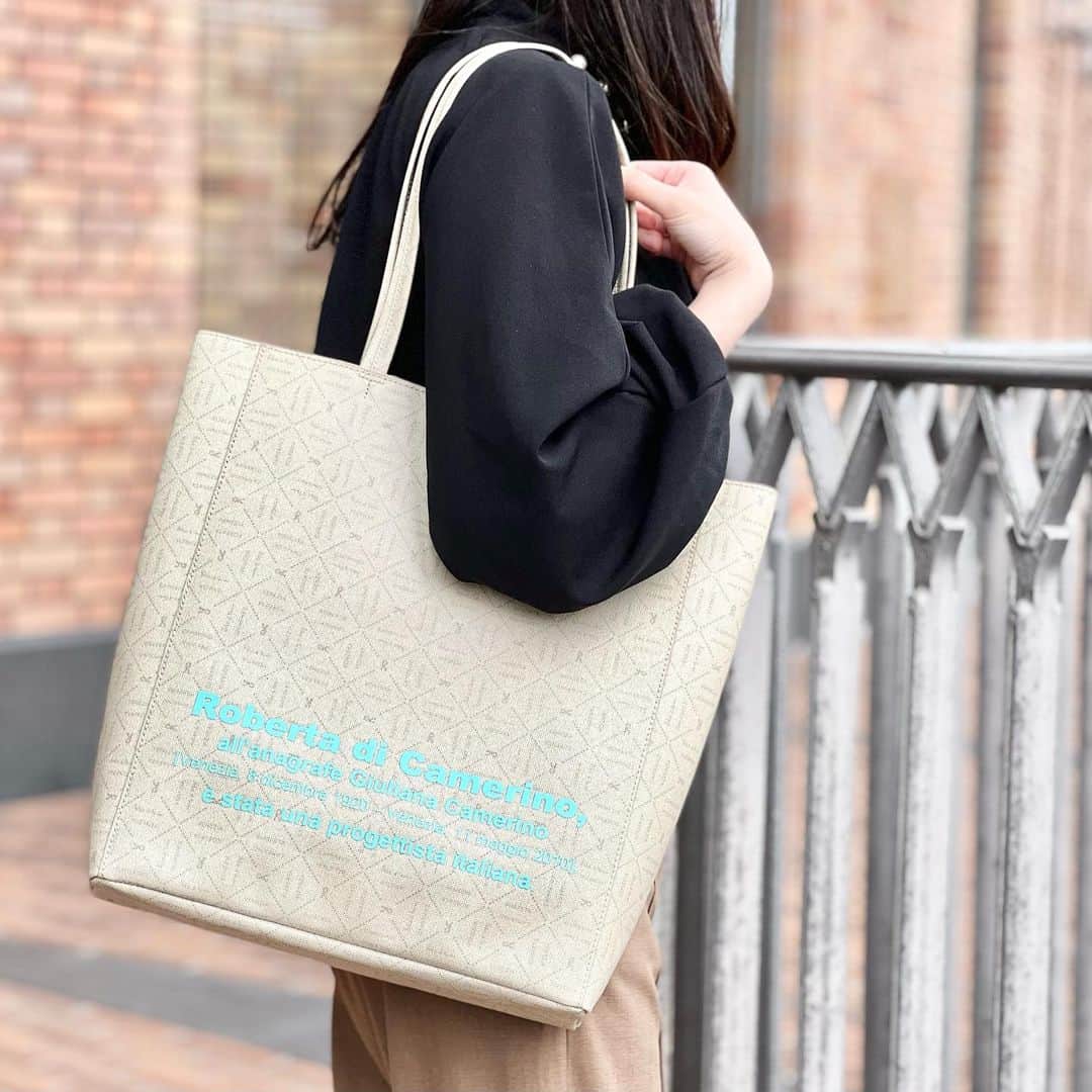 ROBERTA本店のインスタグラム：「． 雨の日も気軽に持てるA4トート【トーテ】✨ ⁡ *･゜ﾟ･*:.｡..｡.:*･･*:.｡. .｡.:*･゜ﾟ･**･*:.｡..｡.:* ⁡ 優しいベージュにブランドロゴがアクセントのシーズンレスで合わせやすいA4トートバッグ【トーテ】♪ ⁡ 軽量な帆布素材にPVCを圧着させた雨の日も持ちやすいテキスタイルは、これからの梅雨時期にも大活躍間違いなし🌂✨ ⁡ 帆布素材と同系色のクロス柄が上品に映えるシーンや季節を問わない万能バッグです👜 ⁡ ◼︎◻︎◼︎◻︎◼︎◻︎◼︎◻︎◼︎◻︎◼︎◻︎◼︎◻︎◼︎◻︎◼︎ トーテ　¥15,000(¥16,500税込) ◼︎◻︎◼︎◻︎◼︎◻︎◼︎◻︎◼︎◻︎◼︎◻︎◼︎◻︎◼︎◻︎◼︎ ---------- オンラインショップでも販売中👏 プロフィールよりご覧いただけます🔍 https://robertadicamerino.jp ⁡ #ロベルタ #ロベルタディカメリーノ #帆布 #pvc #アタオランド#神戸#神戸国際会館 #ギフト#スタジオアタオ #トートバッグ #肩掛け #ワンショルダー #軽量バッグ #大人可愛い#大人カジュアル #きれいめコーデ#ビジネスバッグ #休日バッグ #プレゼント #ご褒美 #スタジオアタオ #イタリア」