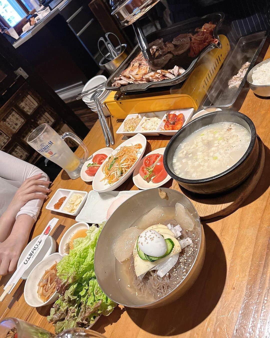 坂地久美さんのインスタグラム写真 - (坂地久美Instagram)「🍅生サムギョプサル専門店トマト🍅  で、美味しい韓国料理をいっぱい食べましたぁ💞  1階でお食事🍽️をしてから、3階でカラオケ🎤ができるお店で、カラオケも楽しんで来たよ🥰  1階の生サムギョプサルも色んな韓国料理も、3階でカラオケしながら食べたスイーツ🍓もめっちゃ美味しかったです💖  🎀女子会最高に楽しめました🎀  #サムギョプサル専門店トマト #supported #サムギョプサル #生サムギョプサル #新大久保グルメ #新大久保ランチ #韓国料理 #新大久保女子会 #グルメ女子」4月5日 19時36分 - sakachikumi