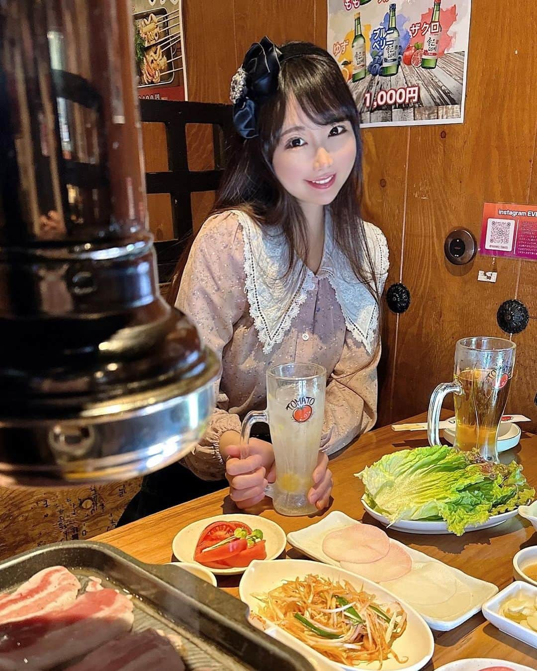 坂地久美のインスタグラム：「🍅生サムギョプサル専門店トマト🍅  で、美味しい韓国料理をいっぱい食べましたぁ💞  1階でお食事🍽️をしてから、3階でカラオケ🎤ができるお店で、カラオケも楽しんで来たよ🥰  1階の生サムギョプサルも色んな韓国料理も、3階でカラオケしながら食べたスイーツ🍓もめっちゃ美味しかったです💖  🎀女子会最高に楽しめました🎀  #サムギョプサル専門店トマト #supported #サムギョプサル #生サムギョプサル #新大久保グルメ #新大久保ランチ #韓国料理 #新大久保女子会 #グルメ女子」