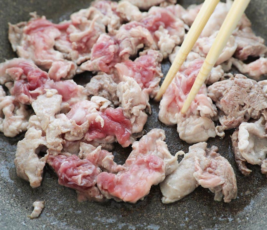 ぐっち夫婦さんのインスタグラム写真 - (ぐっち夫婦Instagram)「豚すき焼き😋フライパンで簡単🍳 今日は「豚肉と新玉ねぎのすきやき風」  豚肉と玉ねぎがあれば、 材料少なくても満足感◎ フライパンでさっと作れるメインおかずだよ＾＾  玉ねぎを焼いたら炒めた豚肉と合わせて しょうゆやみりんなどと煮るだけ。 玉ねぎは新玉で作ると、 とろりと甘くておすすめ☺️🙋‍♀️  ぜひ！卵黄につけてね🐣 すき焼き風に食べるのがうまい😁🙋‍♂️  ☻☻ⒽⒺⓁⓁⓄ☻☻  「新玉ねぎと豚肉のすきやき風」 🥞分量：2人分 ⏰調理時間：20分 ⭐️難易度：★☆☆  豚こま…250g 新玉ネギ…1個 長ネギ…1本 卵…2個 塩・こしょう…各少々 酒…大さじ1 サラダ油…小さじ2 一味唐辛子…少々お好みで 【A】 だし汁…200ml しょうゆ…大さじ2 みりん…大さじ1 酒…大さじ1 砂糖…小さじ1  🐣下準備🐣 新玉ネギは5mm幅の輪切りにする。 長ネギは斜め薄切りにする。 豚こま肉は塩・こしょう、酒少々をふっておく。 【A】は合わせておく。  🙋‍♂️豚肉を炒めて取り出す🙋‍♀️ フライパンにサラダ油（小さじ1）を中火で熱し、 豚こま肉を炒めて火が通ったらいったん取り出す。  🙋‍♂️玉ねぎを焼く🙋‍♀️ 同じフライパンにサラダ油（小さじ1）をひいて中火で熱し、 新玉ネギを焼く。  🙋‍♂️合わせて煮る🙋‍♀️ 豚こま肉を戻し入れる。【A】を加え、 ふたをして5分煮る。長ネギを加えてふたをし、 さらに2分煮る。 お好みで一味唐辛子をふる。  ***  🍳レシピ概要 フライパンで豚小間肉を炒め、取り出す。 同じフライパンで新玉ねぎを焼く。豚小間肉を戻し入れ、 調味料を加え煮て、長ネギを加える。お好みで一味唐辛子を！  ぜひつくってみてね〜😄  ぐっち夫婦の今日なにたべよう？🙋‍♂️🍽🙋‍♀️  **★  🐣お知らせ🐣  📘好評発売中！ 「いろいろつくってきたけど、やっぱりこの味」  🎦 YouTube 【ぐっち夫婦のふたりごはん】でも レシピ配信しています〜！ 遊びにきてね🙋‍♂️🙋‍♀️ @gucci_fuufu  💬 LINEでレシピ検索できます！ @gucci_fuufu にて  ☻☻ⒽⒺⓁⓁⓄ☻☻  #japanesefood #japanesefoods #レシピ #料理記録 #手作り料理 #簡単レシピ #ふたりごはん#夕ご飯 #晩ごはん #手料理 #今日のごはん #ぐっち夫婦 #料理好きな人と繋がりたい #季節ごはん #フライパンレシピ #新玉ねぎ #アルモンデ」4月5日 19時28分 - gucci_fuufu