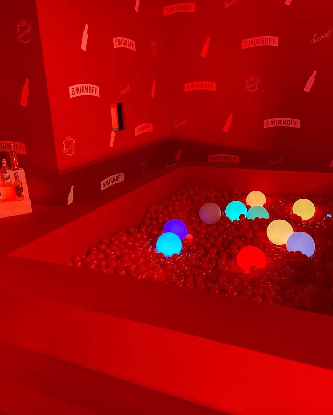 北原 一樹さんのインスタグラム写真 - (北原 一樹Instagram)「.  スミノフナイトのローンチイベント 「RED BOX」にお邪魔してきました！ スミノフと言えば赤のイメージで 箱全体も赤色に染まったカッコ良い空間！  そして中にはクレーンゲーム、DJブース、立食もフィンガーフード全てが赤色に染まった料理ばかりで観てるだけでも楽しい空間！  最後はクレーンゲームをして お土産持って帰ってきました！ 皆さんもスミノフ飲んでみてね！  #REDBOX#スミノフナイト  #スミノフ#PR」4月5日 19時29分 - kchanmink_