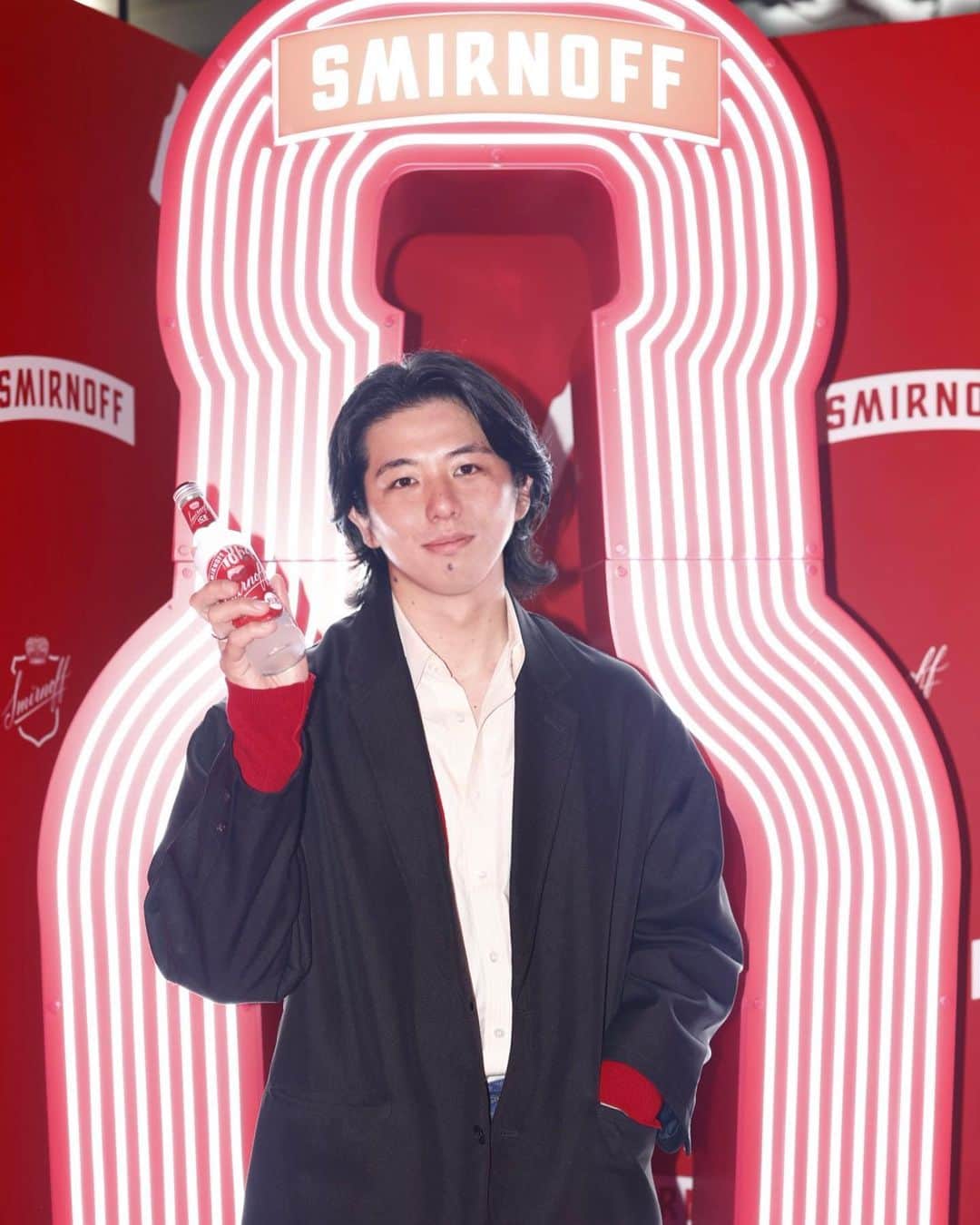 北原 一樹のインスタグラム：「.  スミノフナイトのローンチイベント 「RED BOX」にお邪魔してきました！ スミノフと言えば赤のイメージで 箱全体も赤色に染まったカッコ良い空間！  そして中にはクレーンゲーム、DJブース、立食もフィンガーフード全てが赤色に染まった料理ばかりで観てるだけでも楽しい空間！  最後はクレーンゲームをして お土産持って帰ってきました！ 皆さんもスミノフ飲んでみてね！  #REDBOX#スミノフナイト  #スミノフ#PR」