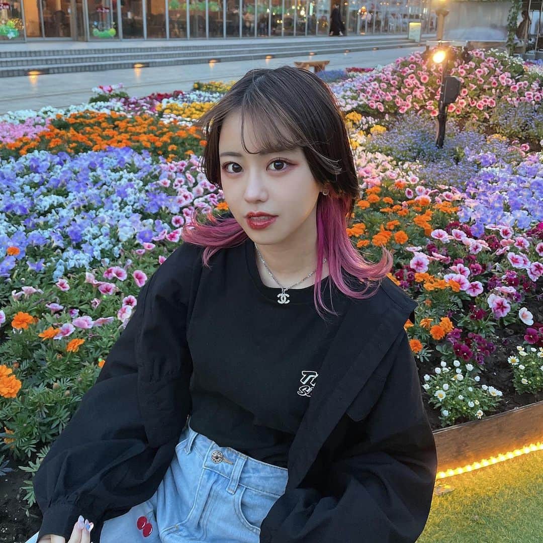 かすこんねぅのインスタグラム：「乾燥でまぶたが痒すぎて、掻きむしってたら見事に真っ赤に腫れ、アイシャドウ塗ってないのに(目尻だけ塗った)化粧した状態に見えるのカッコイイだろ？」