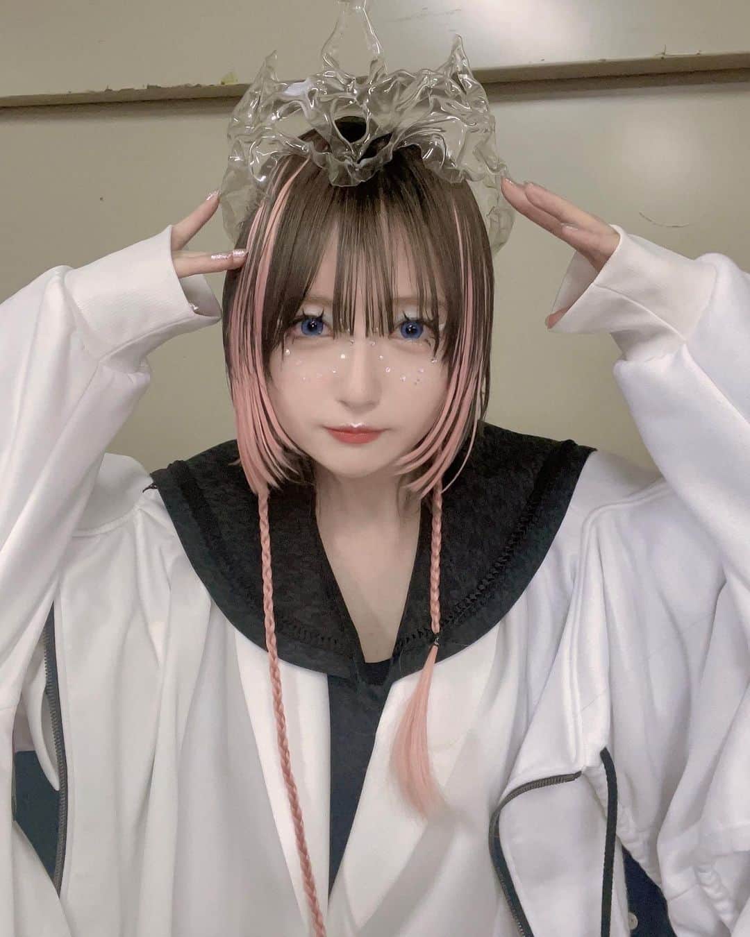 のインスタグラム：「ha | za | maのファッションショー 2023PC -未知の未知-で歩かせて頂きました！！  ha | za | maは、いつからだろうって言うレベルで昔から好きなブランドで、何回かルックモデルもさせて貰って喜んでたのに、なんとファッションショーにも参加できるなんて...本当に本当に嬉しかった🤲🏻  そして、素敵なお洋服を3LOOK着させて頂きました！ 全部可愛いけど、靴は絶対ゲットすると心に誓った🌌  ha | za | maのデザイナー松井さん、佐倉綾音さん、つぶらちゃん、篠崎こころさん、蒼咲はるかさんとも写真を撮らせていただいた💭📸 みんな素敵でオーラ放ちまくりで可愛くてずっと見てた、幸せでした🪐  まだまだ写真あるからストーリーで沢山載せる！！🙌🏻 10枚じゃ全然収まらなかった！！！！ し話したい事もまだまだある💬  という事で、本当に素敵な経験でした👾 より一層ha | za | maが大好きになった、またこれからもずーーっとファンとして沢山着る！！💃🏻  #hazama #hazama_show」