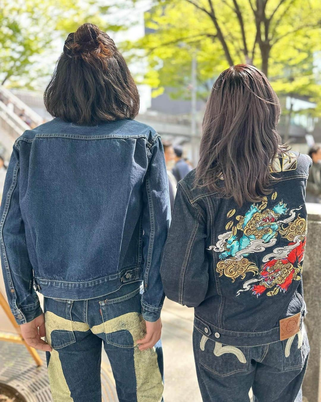 原宿シカゴさんのインスタグラム写真 - (原宿シカゴInstagram)「. #原宿シカゴ神宮前店#evisu . We have a lot of denim made in japan  神宮前では最近探されている方も多い、日本ブランドのレプリカデニムが入荷して致しました👺🗻🇯🇵 ここら辺もこれからさらに人気が出そうですので、デニムお探しの方は是非御来店下さい💁‍♀️  感染症対策を徹底して皆様の御来店をお待ちしております。  #古着#古着コーデ#古着mix#古着ファッション#古着女子#古着男子#古着屋巡り#古着好き#アメカジ#アメカジ女子#ストリートファッション#ストリート系女子#ストリート系男子#メンズライク#メンズライク女子#デニムコーデ#デニムセットアップ#レプリカジーンズ#リンクコーデ #春コーデ #春服#着回し#着回しコーデ#ビンテージ古着 #デニム #japandenim#usedclothing#harajuku」4月5日 19時30分 - harajukuchicago_official