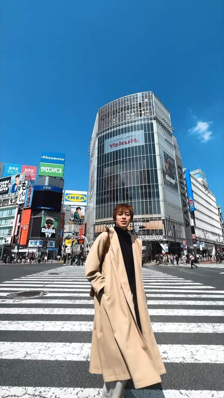 のインスタグラム：「Hello! Shibuya! I tried to use a software that can make videos look like cartoons ✨ I used @runwayapp "GEN-1" software to change the video with text and images that I have in mind. ・ ビデオをアニメ風に出来るソフト使ってみたよ✨ @runwayapp の「GEN-1」っていうソフトで動画をテキストやイメージしてる画像を入れて変える事が出来るの楽しすぎる✨笑 まだ全然思ったように出せないけど、色々試している。笑 誰か一緒にAiやりましょ〜💪 そして今日からシンガポール🇸🇬 まずは住む家内覧してくるよん💪 ・ 📷 @zono.sann @hikaruguangth  📸 @runwayapp  ・ もし質問などあればコメントしてね^ ^ 良かったらシェアと保存してくれたら嬉しいです☺️ ・ Please comment your question ^ ^  If you like, I’d be happy if you could share and save it! ・ #videotips #filmmakers #creative #creativevideo#ai #aiart #japan #artwork #aiart #aivideos #gen1  ・ #iphone #動画 #動画編集 #動画制作 #動画撮影 #映像 #カメラワーク」