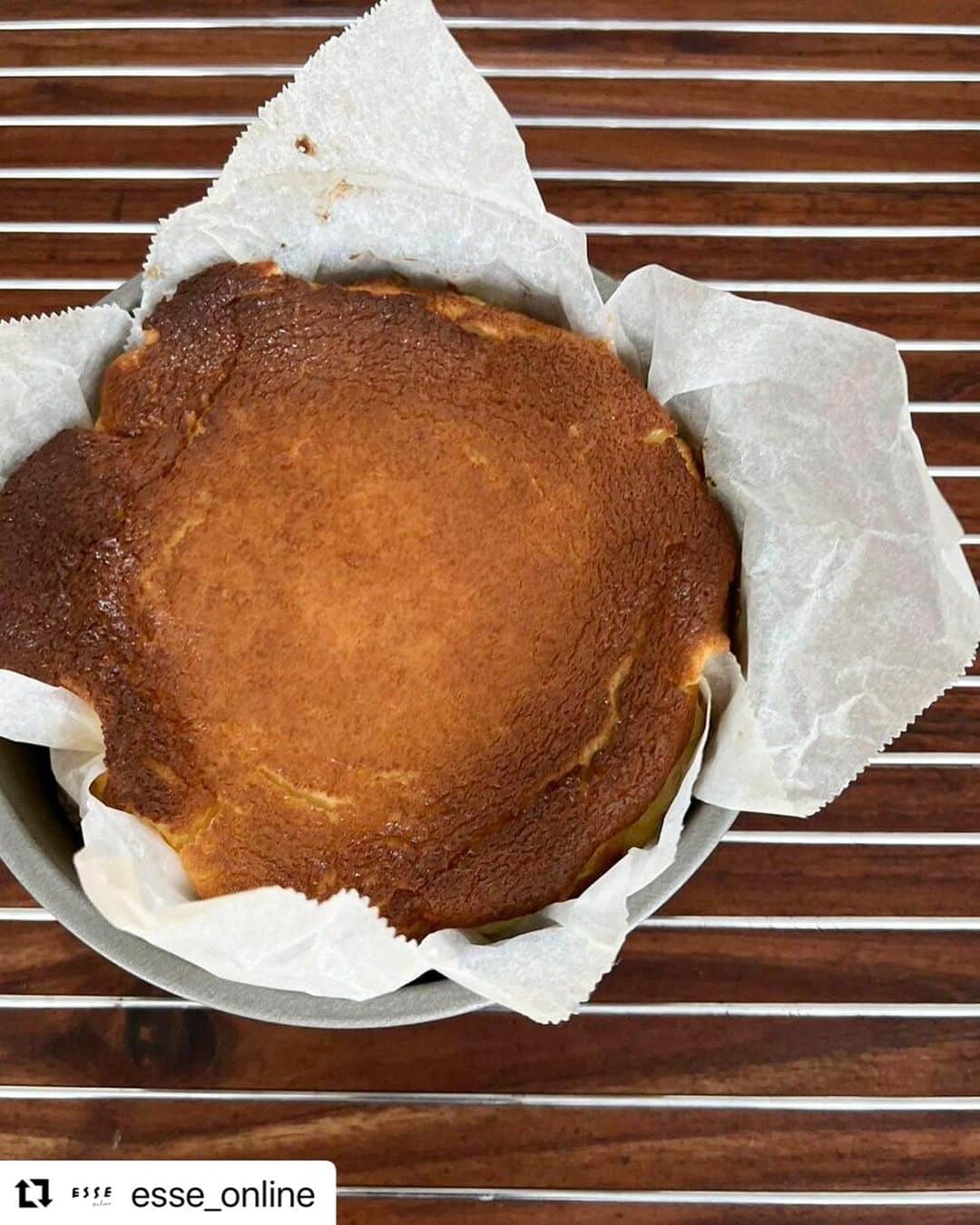 AYUMIさんのインスタグラム写真 - (AYUMIInstagram)「初めてバスクチーズケーキを焼いた時 こんなに簡単に作れるケーキなんだ！と驚きました  混ぜて焼くだけなんですよ☺️ 自分で作ると甘さ控えめで焼けるのがうれしいな  ESSE online  リポストします レシピ紹介しています💛  #あゆんこの巣 #AYUMIご飯  #Repost @esse_online with @use.repost ・・・ 【濃厚でシンプルな味わいがたまらない】 材料を混ぜて焼くだけ「バスクチーズケーキ」のレシピ。甘さ控えめ、冷蔵保存も . ローフードやスーパーフードの資格をもつ、 モデルのAYUMIさん（@ayumiayunco）が、 日々の食事や健康につながること、大好きなアウトドア、 家族や友達と過ごす大切な時間など、 暮らしにまつわることをつづります。 今回は、材料を混ぜて焼くだけでできる 「バスクチーズケーキ」のレシピを教えてもらいました。 . . +‥‥‥‥Ⓔ‥Ⓢ‥Ⓢ‥Ⓔ‥‥‥‥+ 《バスクチーズケーキ》 ▶︎ 材料（16cm型） ▶︎ つくり方 . カフェでお友達と食べたバスクチーズケーキ。 濃厚でシンプルな味わいがおいしかったので、 甘さを控えて自分でもつくってみました。 子どもたちのおやつにも、 甘いものをあまり食べない旦那さんにも好評でした。 混ぜて、焼くだけ！　 そして冷蔵庫で日持ちもするので、 つくっておけるのもいいですよね。 簡単なのでまたつくろうと思います♪ . . ✼••┈┈┈┈┈••✼••┈┈┈┈┈••✼ . 《バスクチーズケーキ》 . 【材料（16cm型）】 クリームチーズ　200g 生クリーム　200ml 卵　2個 甜菜糖　60g 薄力粉　10g . 【つくり方】 （1）材料を常温に戻しておく。 クリームチーズがやわらかくなったら、フードプロセッサーですべての材料を混ぜる（ミキサーでも、泡立て器でもOK）。 （2）クッキングシートをクシャっとさせてからケーキの型に敷きます。 （3）生地を流し込む。 （4）220℃のオーブンで20分焼いたら、温度を230℃にしてさらに20分焼きます。焼き色がついたらでき上がり♪ しっかり冷まして、翌日がおいしいです。 . ✼••┈┈┈┈┈••✼••┈┈┈┈┈••✼ . 【AYUMIさん】 モデル。ティーンの頃からファッションモデルとして活躍。 結婚・出産を経た現在は、ファッション誌、主婦向け雑誌や カタログ、テレビなどに出演し幅広い層から人気を得ている。 ローフードやスーパーフードの資格を取得しており、 現在はレシピ本や料理イベントなどにも出演。 著書に『ローフード・発酵・雑穀でつくるAYUMIごはん』 （主婦と生活社刊）などがある。 インスタグラムは＠ayumiayunco . ↓↓↓↓↓こちらの記事は以下をチェック！↓↓↓↓↓ https://esse-online.jp/articles/-/23381 . ◆ESSEオンライン記事は @esse_online の プロフィール欄のURLよりチェックしてみてください❗ 残しておきたい投稿は「保存」してくださいね✨ . 気になった人はいいね！してくださいね。 コメント欄にコメントや質問、「❤️」と書いていただけると、 編集部員が喜びます❤️ . #バスクチーズケーキ #お菓子作り #ケーキ作り #家カフェ #おうち時間 #カフェ時間 #おやつ作り #おやつレシピ #ケーキレシピ #菓子レシピ #簡単お菓子 #簡単ケーキ #子どもが喜ぶ #混ぜて焼くだけ #ケーキの作り方 #カフェタイム #AYUMIさんレシピ #おやつ時間 #おやつ作り #簡単バスクチーズケーキ #ESSEonline #esse #エッセオンライン #エッセ」4月5日 19時32分 - ayumiayunco