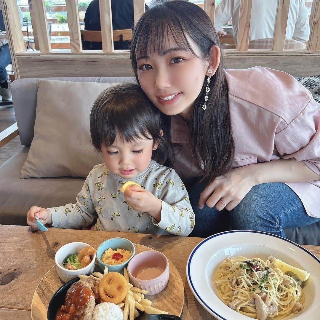 Moeのインスタグラム：「. 息子もお子様ランチ食べたよ🍤 喜んでた😋 （オレンジの皮まで食べそうになってた笑） . .  #キノココチ #kinococochi #堺市カフェ #堺市グルメ  #堺市南区 #堺市ランチ #ランチメニュー  #キッズスペース #キッズスペースのあるカフェ  #おしゃれカフェ #ペペロンチーノ #サラダバー #もえぐるめ #ご褒美ランチ #ままさんと繋がりたい #お子様ランチ #キッズプレート」