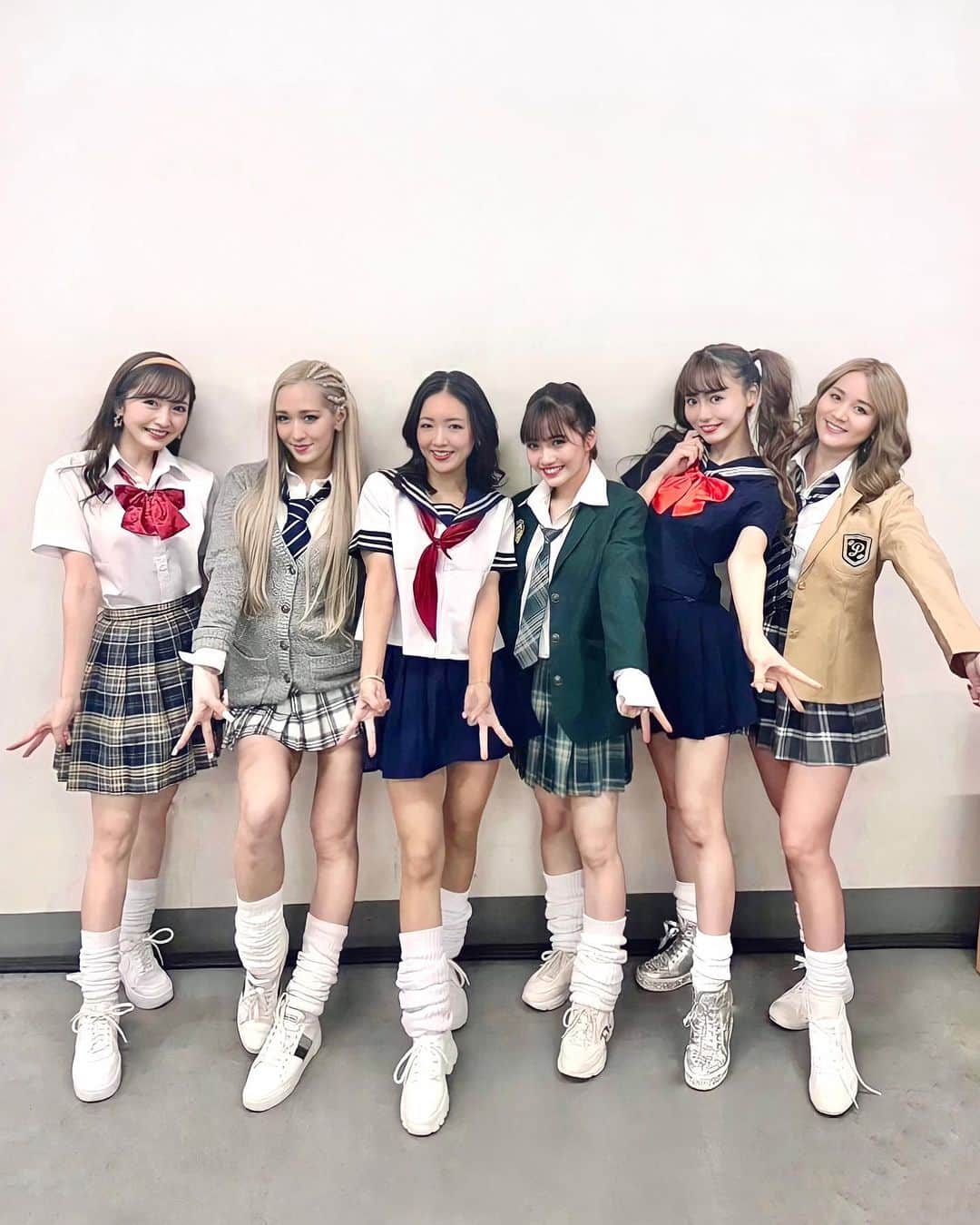のインスタグラム：「🎦 ・ ・ 本日リリースされた @repezenfoxx_official × @daboyway  「 BAKA 」のMVに ダンサーとして出演させていただきました💃  よかったらぜひMVチェックしてみてください〜❤️‍🔥  写真はMV撮影のときと、 「 AGESTOCK2023 -Repezen Foxx TOKYO LIFE- in 国立代々木競技場 第一体育館 」に 出演させていただいたときの思い出😊🤳♡ たのしかった❤️‍🔥  #repezenfoxx #daboyway」