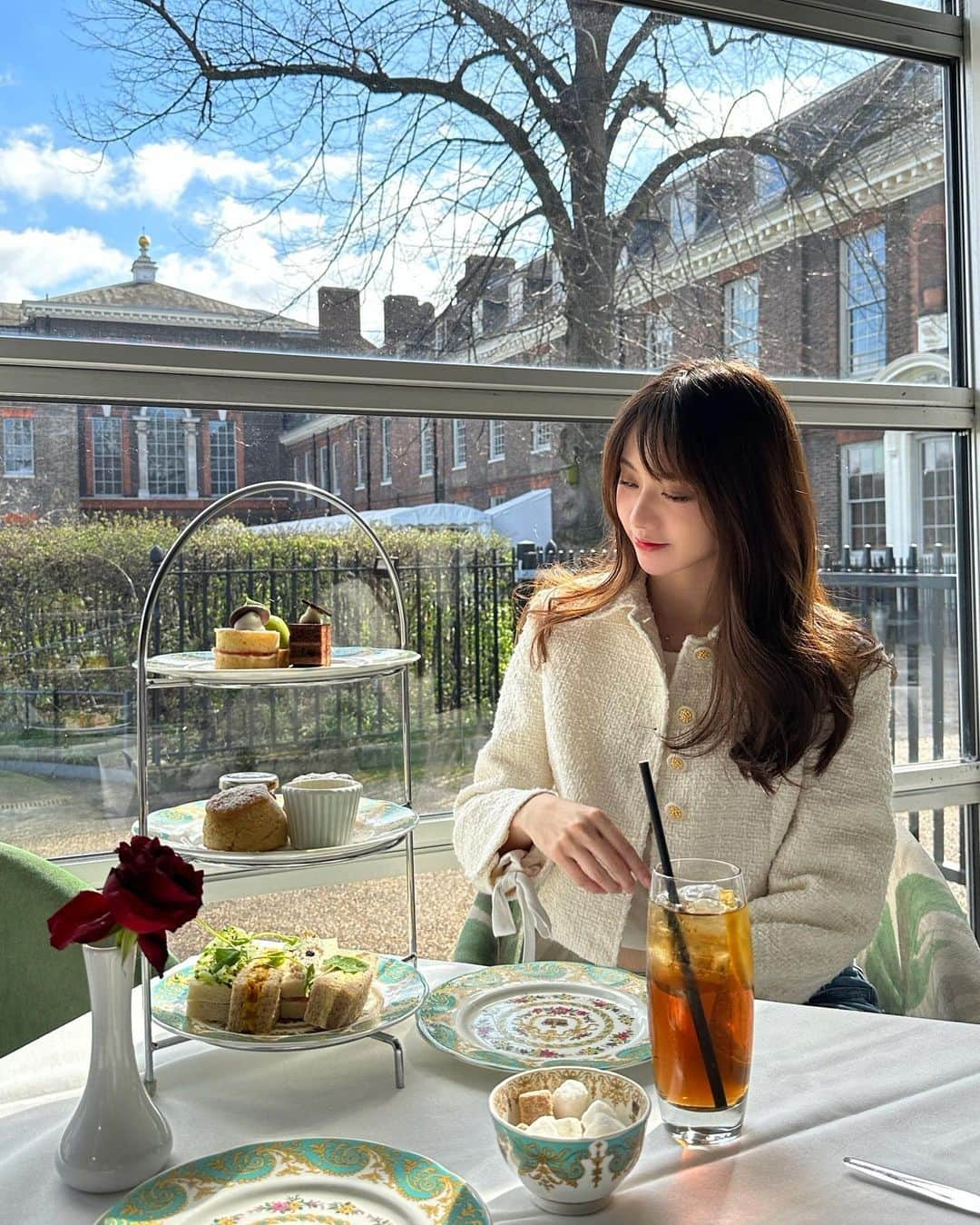 羅晴のインスタグラム：「Afternoon tea in London. 🫖  英國的公園有了春天的氣息 以及夏令時間已經開始 期待能享受更多的太陽與好天氣🥹🥹   #london #londonfood #londonfoodies #londonafternoontea #afternoontea #kensingtongardens #倫敦美食 #倫敦下午茶」