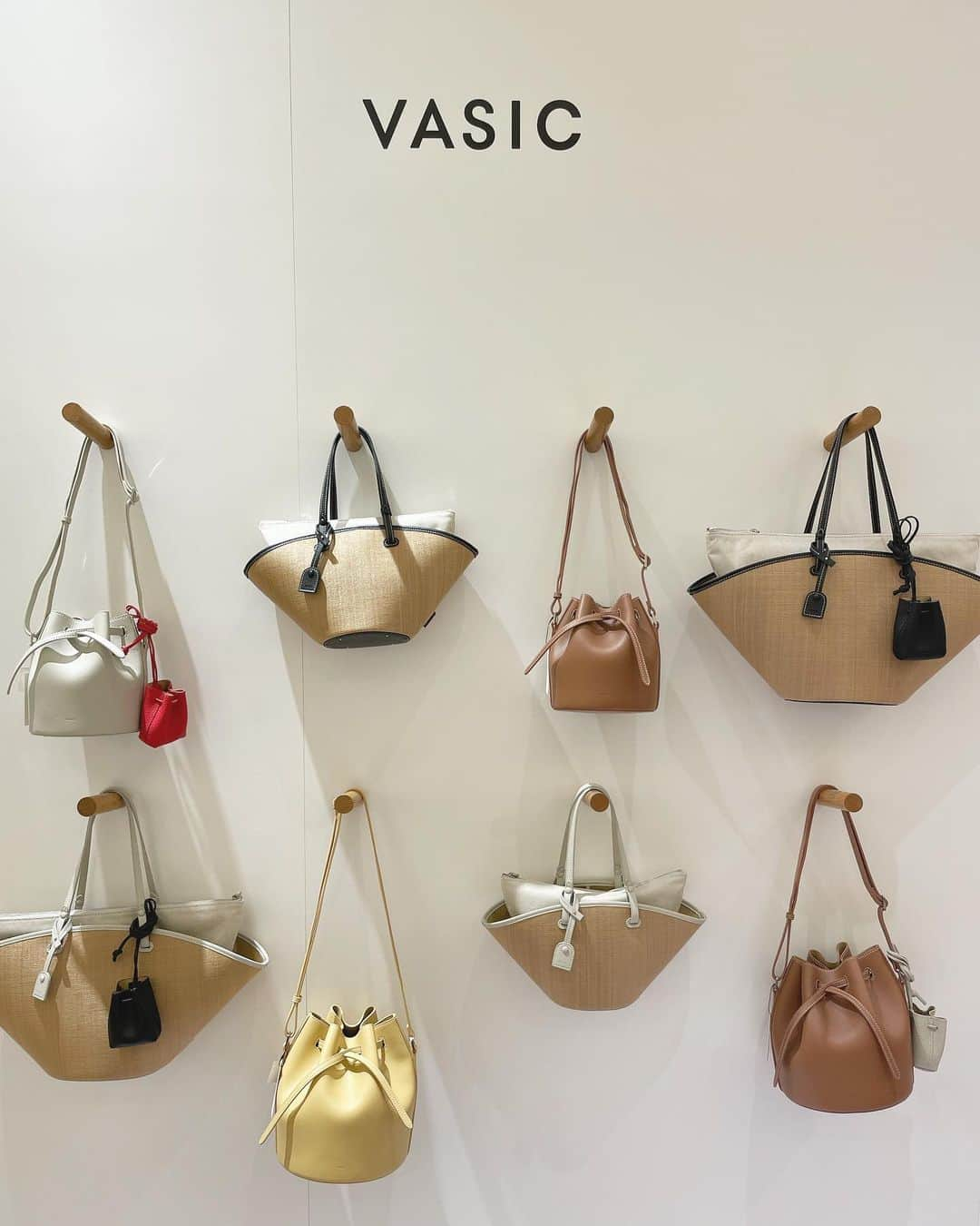 吉田友利恵さんのインスタグラム写真 - (吉田友利恵Instagram)「今日はVASIC-POPUPへ👜🤍 本日から4月11日まで阪急うめだ本店一階で開催してます🤍 お近くに来られる方は是非🤲 かっわいいよー◡̈  私はVASICさんの大ファンなので毎回わくわくしながら行ってます🥹 いろんな鞄を持たせていただきました🥰 １枚目の限定カラー(ドストライク🤦‍♀️)の👜をGETしたんだけど大活躍の予感しかしない🥺  いつも呼んでくださるマーシーさん @ponpon_marcy  本当にありがとうございますっ！ 珍しのツーショット嬉しい😆✨ @y________ri425 さんにもお会いできて嬉しかったです🤍 2人とお話ししてると本当に癒される〜😌  #vasic #vasic_popup」4月5日 19時38分 - _yurieyoshida_