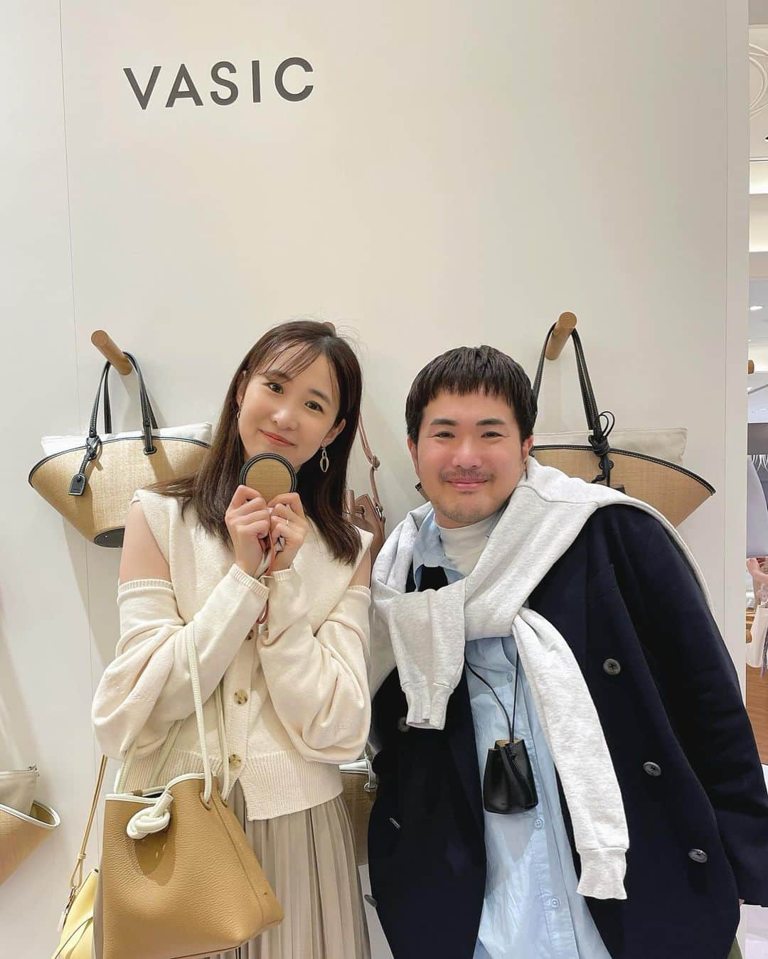 吉田友利恵さんのインスタグラム写真 - (吉田友利恵Instagram)「今日はVASIC-POPUPへ👜🤍 本日から4月11日まで阪急うめだ本店一階で開催してます🤍 お近くに来られる方は是非🤲 かっわいいよー◡̈  私はVASICさんの大ファンなので毎回わくわくしながら行ってます🥹 いろんな鞄を持たせていただきました🥰 １枚目の限定カラー(ドストライク🤦‍♀️)の👜をGETしたんだけど大活躍の予感しかしない🥺  いつも呼んでくださるマーシーさん @ponpon_marcy  本当にありがとうございますっ！ 珍しのツーショット嬉しい😆✨ @y________ri425 さんにもお会いできて嬉しかったです🤍 2人とお話ししてると本当に癒される〜😌  #vasic #vasic_popup」4月5日 19時38分 - _yurieyoshida_