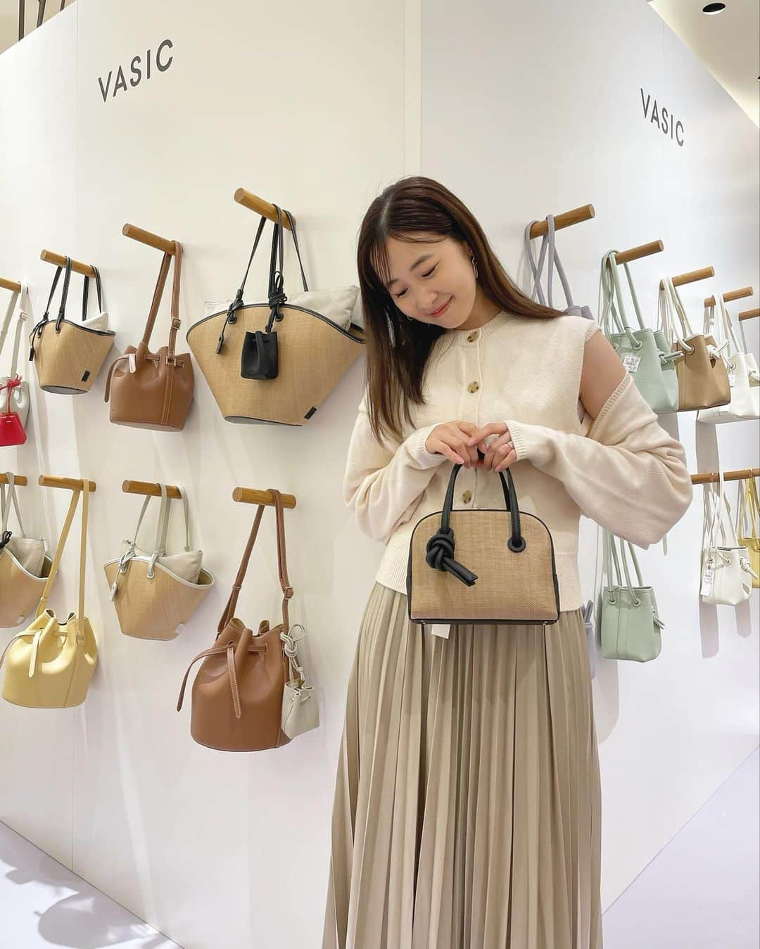 吉田友利恵さんのインスタグラム写真 - (吉田友利恵Instagram)「今日はVASIC-POPUPへ👜🤍 本日から4月11日まで阪急うめだ本店一階で開催してます🤍 お近くに来られる方は是非🤲 かっわいいよー◡̈  私はVASICさんの大ファンなので毎回わくわくしながら行ってます🥹 いろんな鞄を持たせていただきました🥰 １枚目の限定カラー(ドストライク🤦‍♀️)の👜をGETしたんだけど大活躍の予感しかしない🥺  いつも呼んでくださるマーシーさん @ponpon_marcy  本当にありがとうございますっ！ 珍しのツーショット嬉しい😆✨ @y________ri425 さんにもお会いできて嬉しかったです🤍 2人とお話ししてると本当に癒される〜😌  #vasic #vasic_popup」4月5日 19時38分 - _yurieyoshida_