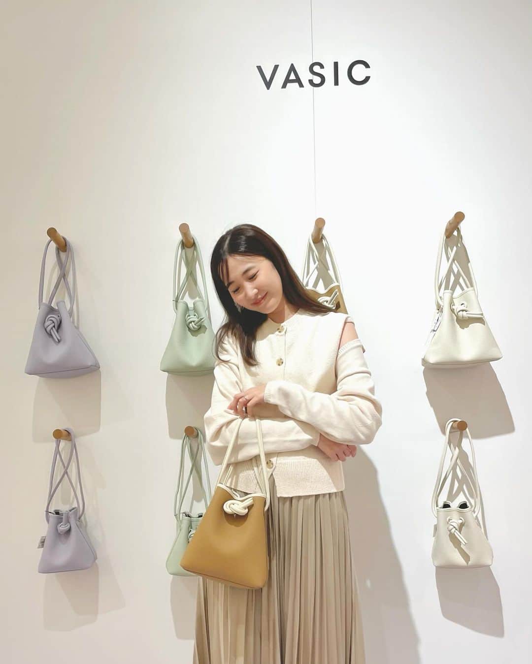 吉田友利恵のインスタグラム：「今日はVASIC-POPUPへ👜🤍 本日から4月11日まで阪急うめだ本店一階で開催してます🤍 お近くに来られる方は是非🤲 かっわいいよー◡̈  私はVASICさんの大ファンなので毎回わくわくしながら行ってます🥹 いろんな鞄を持たせていただきました🥰 １枚目の限定カラー(ドストライク🤦‍♀️)の👜をGETしたんだけど大活躍の予感しかしない🥺  いつも呼んでくださるマーシーさん @ponpon_marcy  本当にありがとうございますっ！ 珍しのツーショット嬉しい😆✨ @y________ri425 さんにもお会いできて嬉しかったです🤍 2人とお話ししてると本当に癒される〜😌  #vasic #vasic_popup」