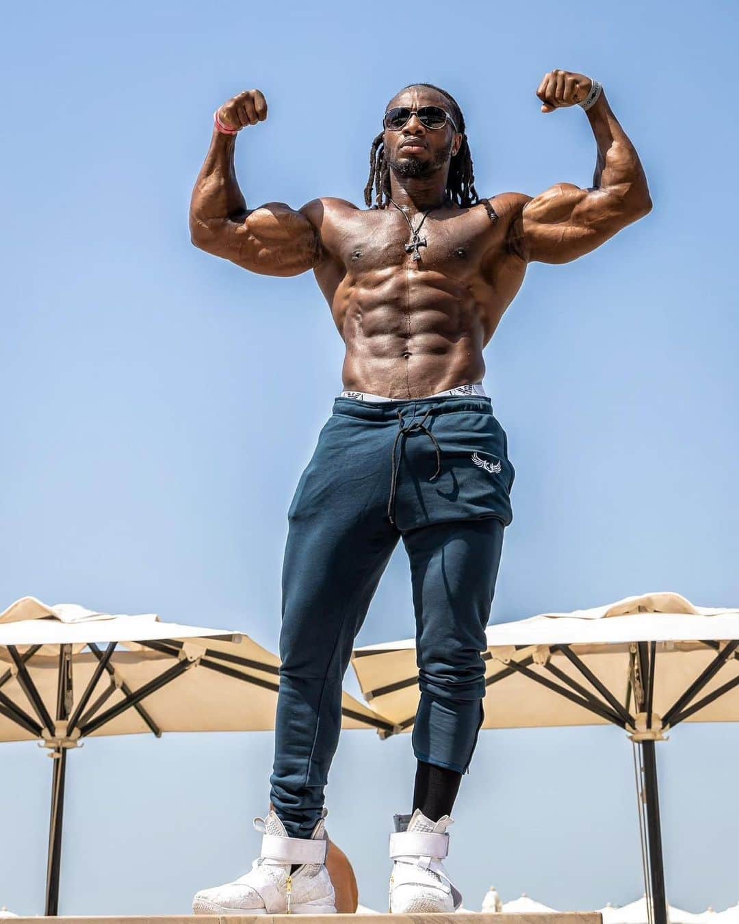 Ulissesworldさんのインスタグラム写真 - (UlissesworldInstagram)「Define those peaks 💪🏾 Bicep workout coming tonight 🔥  To effectively train your biceps, it's important to focus on exercises that target the muscle group specifically. Bicep curls, both with dumbbells and barbells, are a great way to isolate and challenge the biceps.  If you prefer more body weight exercises; chin-ups and pull-ups, which require significant bicep activation, can also help to build strength and size in the biceps. It's important to vary your workouts and increase resistance over time to continue to challenge your muscles and promote growth.   However, it's important to note that training your biceps alone will not lead to overall arm strength and size - incorporating exercises for other muscle groups is essential for balanced development.   If you want me to help you with the best training exercises to transform your physique dm me ESSENTIALS for your workout program 💪🏾」4月5日 19時39分 - ulissesworld