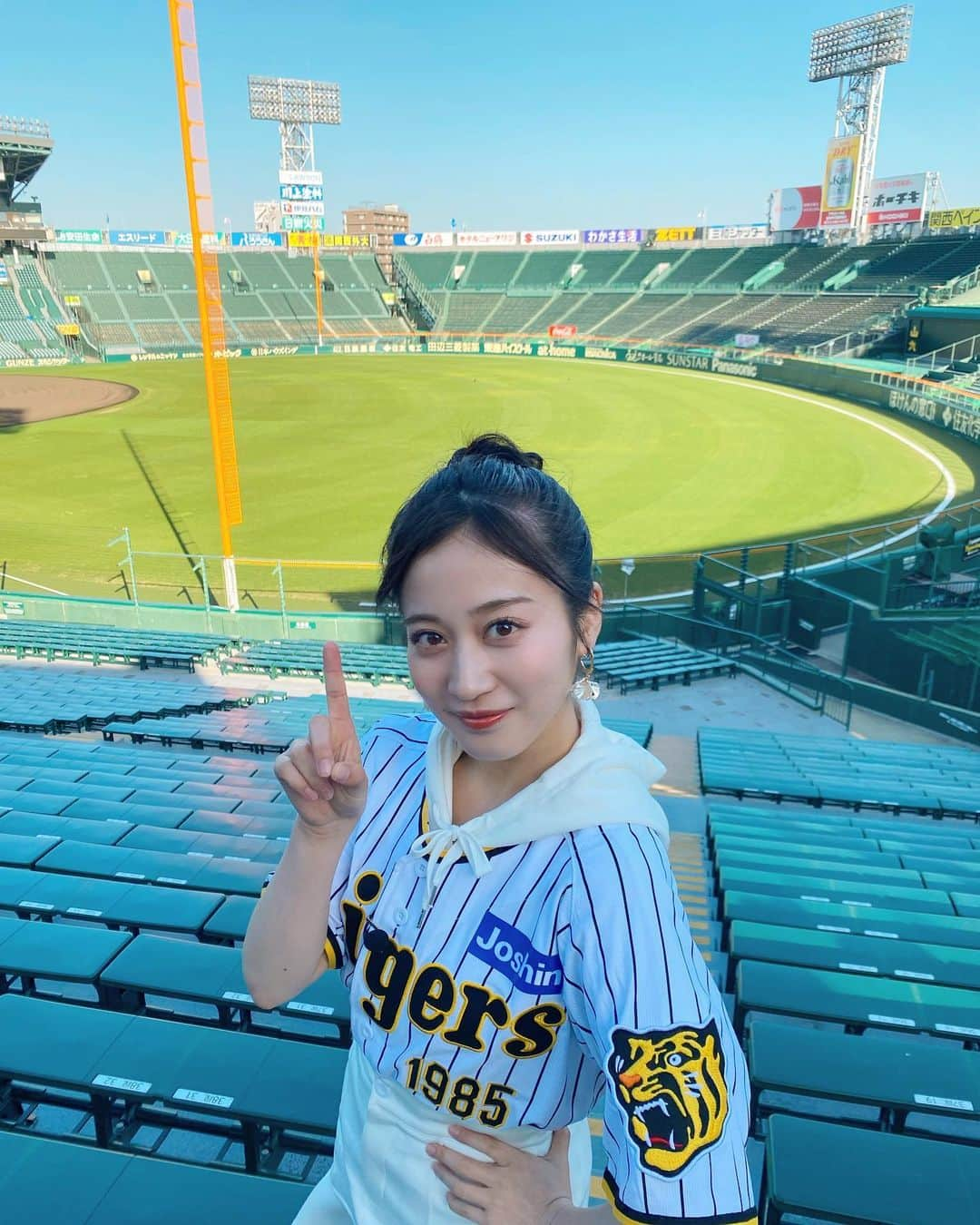 川上千尋さんのインスタグラム写真 - (川上千尋Instagram)「あらためまして☺️  今年も 『甲子園グルメ大使』に就任しました！  阪神甲子園球場の良さ 甲子園グルメ 阪神タイガースグッズ などいろんな魅力を発信していきます🐯  この写真を撮った場所は 一塁アルプス席🏟   アルプス席はライト・レフト外野席に比べて席の幅が広くてより快適に試合を見ることができます！おすすめ🫰🏻  みなさんぜひ甲子園にお越しください〜！  甲子園グルメ大使の特設サイトも プロフィールからぜひご覧ください🐯🔥  #甲子園グルメ #阪神甲子園球場  #甲子園 #阪神タイガース  #TORACO #NMB48 #アレ #ARE」4月5日 19時40分 - this_chihhi