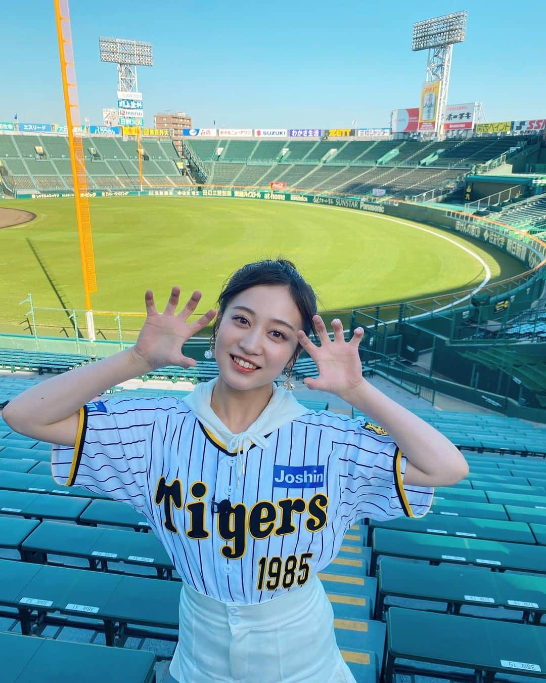 川上千尋さんのインスタグラム写真 - (川上千尋Instagram)「あらためまして☺️  今年も 『甲子園グルメ大使』に就任しました！  阪神甲子園球場の良さ 甲子園グルメ 阪神タイガースグッズ などいろんな魅力を発信していきます🐯  この写真を撮った場所は 一塁アルプス席🏟   アルプス席はライト・レフト外野席に比べて席の幅が広くてより快適に試合を見ることができます！おすすめ🫰🏻  みなさんぜひ甲子園にお越しください〜！  甲子園グルメ大使の特設サイトも プロフィールからぜひご覧ください🐯🔥  #甲子園グルメ #阪神甲子園球場  #甲子園 #阪神タイガース  #TORACO #NMB48 #アレ #ARE」4月5日 19時40分 - this_chihhi