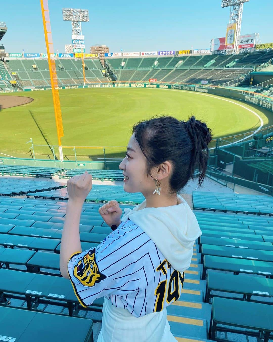 川上千尋さんのインスタグラム写真 - (川上千尋Instagram)「あらためまして☺️  今年も 『甲子園グルメ大使』に就任しました！  阪神甲子園球場の良さ 甲子園グルメ 阪神タイガースグッズ などいろんな魅力を発信していきます🐯  この写真を撮った場所は 一塁アルプス席🏟   アルプス席はライト・レフト外野席に比べて席の幅が広くてより快適に試合を見ることができます！おすすめ🫰🏻  みなさんぜひ甲子園にお越しください〜！  甲子園グルメ大使の特設サイトも プロフィールからぜひご覧ください🐯🔥  #甲子園グルメ #阪神甲子園球場  #甲子園 #阪神タイガース  #TORACO #NMB48 #アレ #ARE」4月5日 19時40分 - this_chihhi