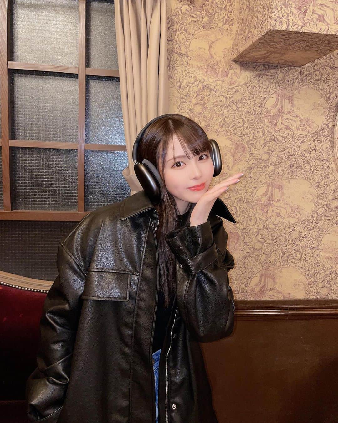 西村歩乃果のインスタグラム：「メイク済みの日は 手ぶらでお仕事🏃‍♀️💨  ポッケの中に歯ブラシとリップとケータイだけ入れてます。」