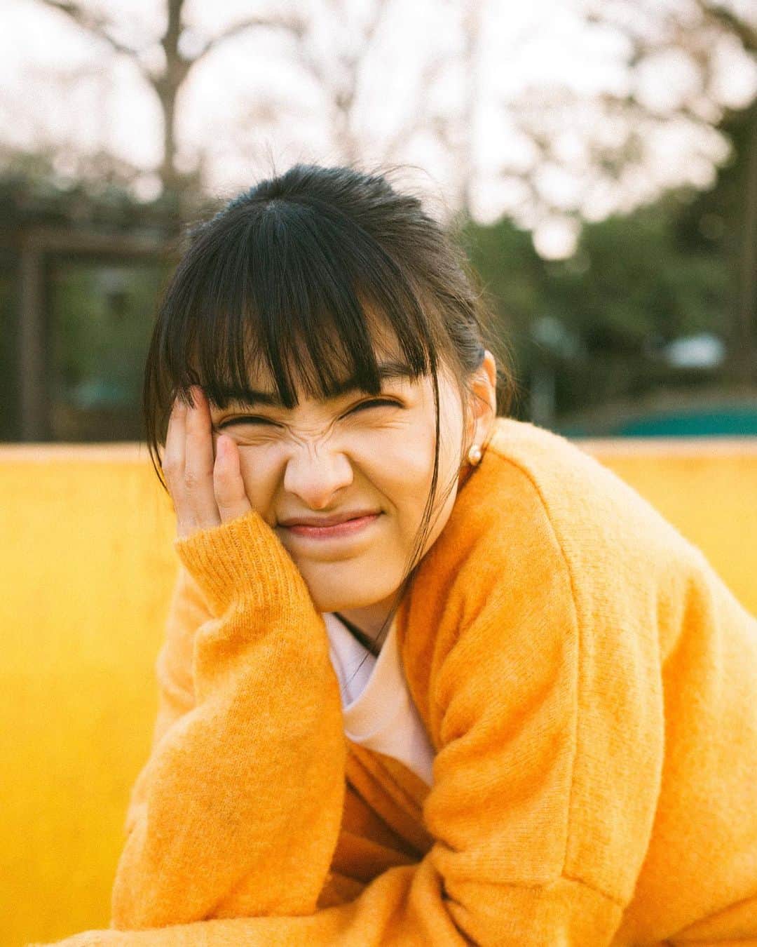 酒井貴弘のインスタグラム：「こういうクシャッとした笑顔ってすごくいいよね。 好きな写真です。  my work. 君と歩く1キロメートル  峰平朔良 @sakura_minehira_   hairmake @maki_hairmake_  stylist @yumeka91」