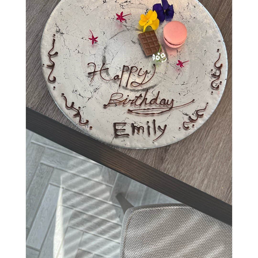 EMILY/BLUEさんのインスタグラム写真 - (EMILY/BLUEInstagram)「やっと集まれた 面白メンバー🫶🏼 海をバックに美しいランチ🥰🏖 ありがとう🫶🏼 #ランチ #海の見えるカフェ #逗子 #鎌倉 #お誕生日会」4月5日 19時41分 - emilybluejewelry0220