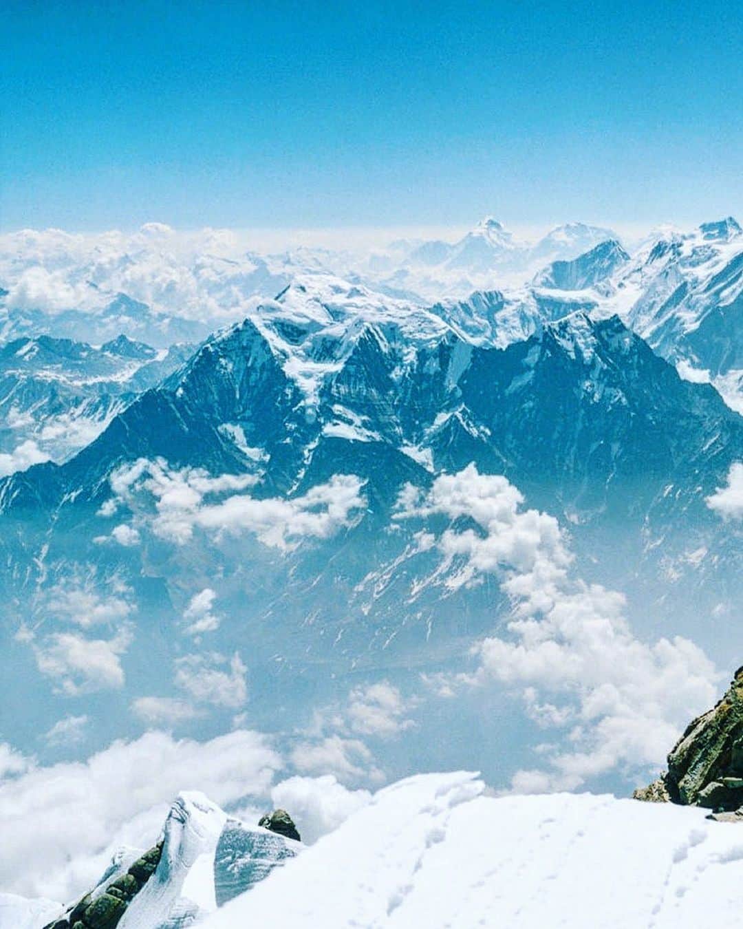 石川直樹さんのインスタグラム写真 - (石川直樹Instagram)「#Annapurna from the summit of #Dhaulagiri. （9/04/2022） 昨年4月9日、ダウラギリ山頂（8167m）から見た#アンナプルナ 山群の写真です。たぶん真ん中の奥にあるのがアンナプルナI峰。 ダウラギリも、真の頂上まで行かないとこの景色は見られない。手前にあるニセ頂上からだと、アンナプルナは見えないはず。 今回は逆にアンナプルナの頂上からダウラギリの写真を撮りたいのだが、果たして登頂できるか…。自分はいま晴天の窓が開くのを待っているところです。 3枚目はシモーネ・モロー。バリバリのクライマーですが、ネパールではヘリパイロットとしても活躍中。今度自分が個展をするイタリアのベルガモ出身。 4枚目は、ポカラの空港で出会ったニルマル・プルジャ。入れ違いで彼はアンナプルナへ。 5枚目は、Camp3からBCに戻ってきた直後のミンマたち。ぼくたちがC2から下山した29日、彼らは深雪をかきわけてC3に到達、翌30日に下山してきました。 . #himalayas」4月5日 19時41分 - straightree8848