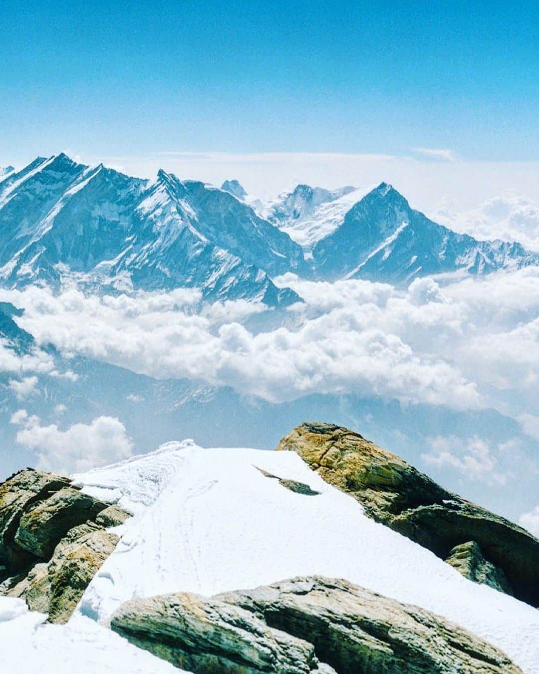石川直樹さんのインスタグラム写真 - (石川直樹Instagram)「#Annapurna from the summit of #Dhaulagiri. （9/04/2022） 昨年4月9日、ダウラギリ山頂（8167m）から見た#アンナプルナ 山群の写真です。たぶん真ん中の奥にあるのがアンナプルナI峰。 ダウラギリも、真の頂上まで行かないとこの景色は見られない。手前にあるニセ頂上からだと、アンナプルナは見えないはず。 今回は逆にアンナプルナの頂上からダウラギリの写真を撮りたいのだが、果たして登頂できるか…。自分はいま晴天の窓が開くのを待っているところです。 3枚目はシモーネ・モロー。バリバリのクライマーですが、ネパールではヘリパイロットとしても活躍中。今度自分が個展をするイタリアのベルガモ出身。 4枚目は、ポカラの空港で出会ったニルマル・プルジャ。入れ違いで彼はアンナプルナへ。 5枚目は、Camp3からBCに戻ってきた直後のミンマたち。ぼくたちがC2から下山した29日、彼らは深雪をかきわけてC3に到達、翌30日に下山してきました。 . #himalayas」4月5日 19時41分 - straightree8848