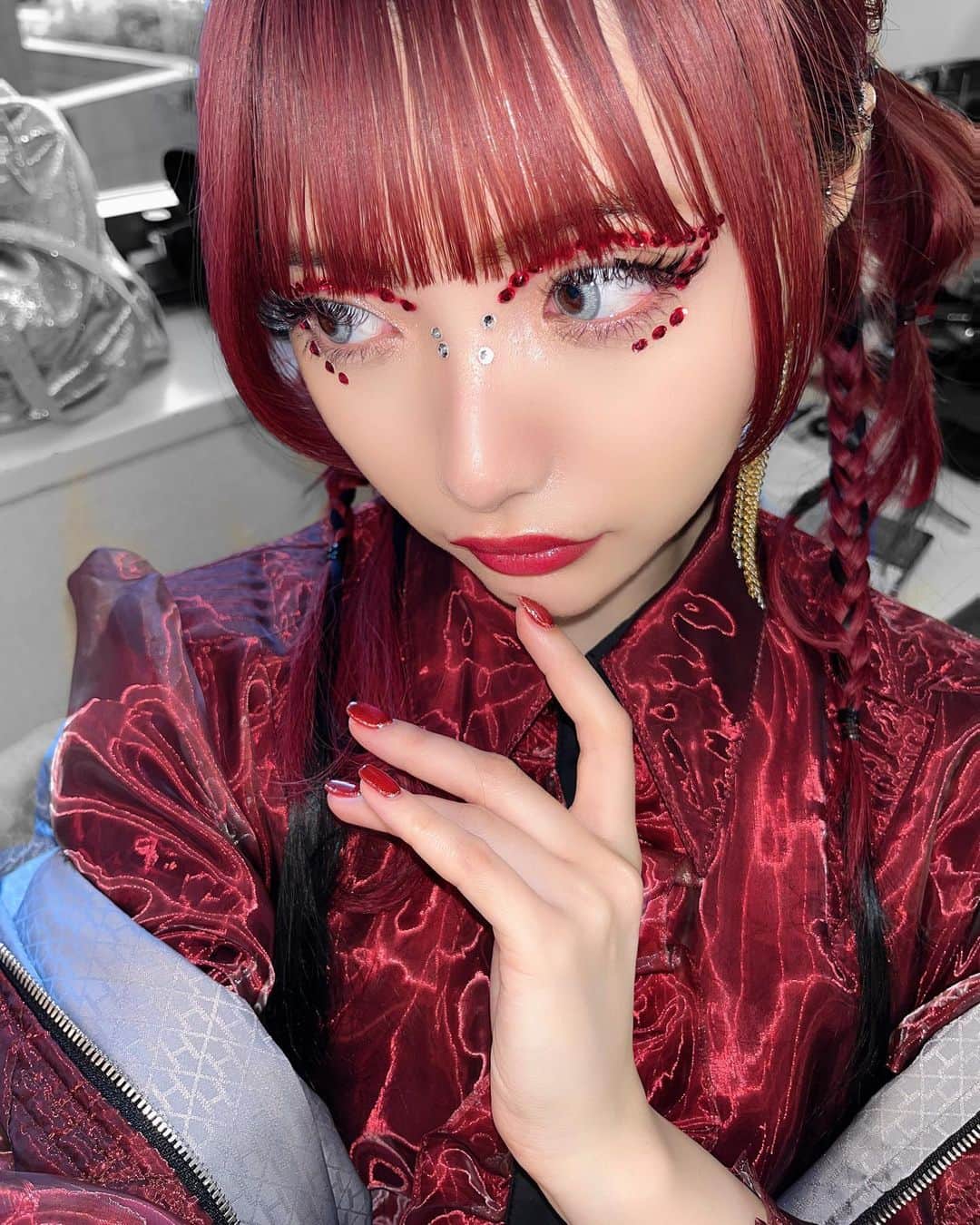 のインスタグラム：「ha | za | ma  2023 Primary collection 「UNKNOWN UNKNOWN(未知の未知)」♥️ モデルをしました。  ふだん浮遊感とは無縁の私ですが、この服達を着て歩いてる間は身も心も漂ってるようで この引力がha | za | ma だなぁと思った 未知の体験、楽しかったな。 ありがとうございました！」