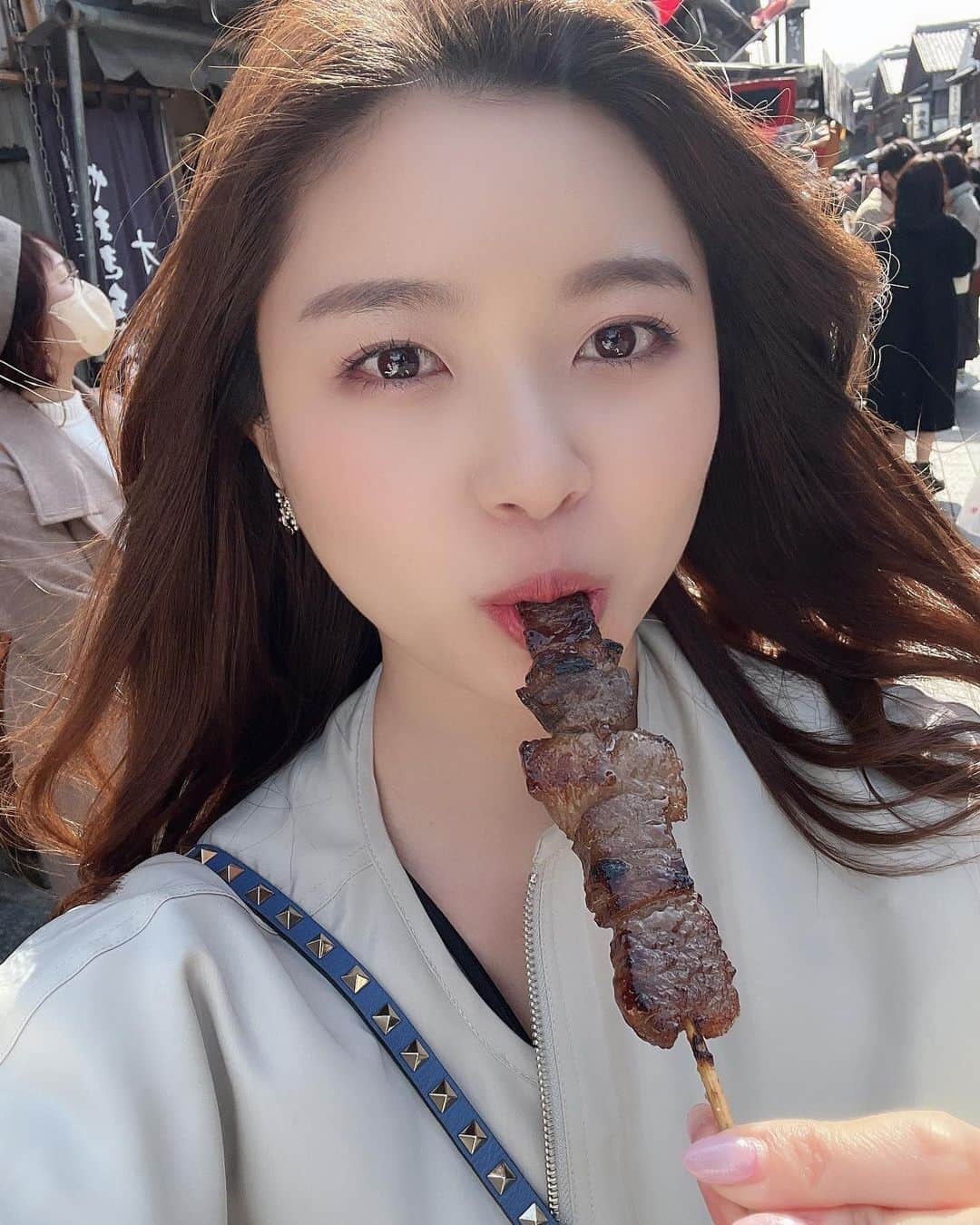 八軒あやねさんのインスタグラム写真 - (八軒あやねInstagram)「おかげ横丁で食べ歩き🍖🍴  松坂牛の串焼きと肉寿司🍣 肉寿司はえびせんに乗っている🤣✨  他もコロッケと豆腐ドーナツ、小籠包も食べた❤️‍🔥  #おかげ横丁 #三重観光　#肉寿司 #松坂牛串　#三重グルメ」4月5日 19時42分 - ayagram_8_