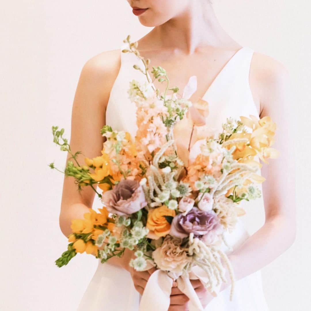 クチュールナオコウエディングさんのインスタグラム写真 - (クチュールナオコウエディングInstagram)「OKINAWA BOUQUET & BOUTONNIERE  Bouquetの由来は プロポーズの際に お花を摘んで花束にし 男性から女性へ送ったことから💐  Boutonniereは 結婚を受ける意味をこめて、 花束から1輪を男性の胸に挿したとされています◯  人気フラワーアーティスト  @minietmaxi がプロデュースした ここでしか出会えないスペシャルブーケたち。  ドレスにこだわるように ブーケにもこだわって…💐  資料請求・来店予約・オンライン予約は、@couturenaoco_resortwedding プロフィールのHP🔗から ⁡ ⁡ ＝＝COUTURE NAOCO SALON＝＝   銀座本店・札幌店・仙台店・名古屋店  京都店・心斎橋店・神戸店・福岡店  ◇全国対応オンライン相談も受付◇ ⁡ ＝＝＝＝＝＝＝＝＝＝＝＝＝＝＝＝＝ ⁡ ⁡ @couturenaoco_resortwedding をフォロー＆ #クチュールナオコウェディング をつけて投稿してくださいね。 このアカウントでリグラムさせて頂きます。 ⁡ ⁡ #couturenaoco #クチュールナオコ #couturenaocowedding #クチュールナオコウェディング #naocoweddingstory #ナオコウェディングストーリー ⁡ #ウエディングブーケ #ドライフラワーブーケ #沖縄ウェディング #石垣島ウェディング #沖縄挙式 #石垣島挙式 #リゾートウェディング #リゾート結婚式 #リゾート挙式 #ビーチウェディング #ガーデンウェディング #フォトウエディング #ウェディングフォト #ウェディングドレス #アイネスヴィラノッツェ沖縄 #グランブルーチャペルカヌチャベイ #フサキビーチリゾート #2024婚 #2023婚 #結婚式 #結婚式準備  #プレ花嫁 #プレ花嫁さんと繋がりたい」4月5日 19時46分 - couturenaoco_resortwedding
