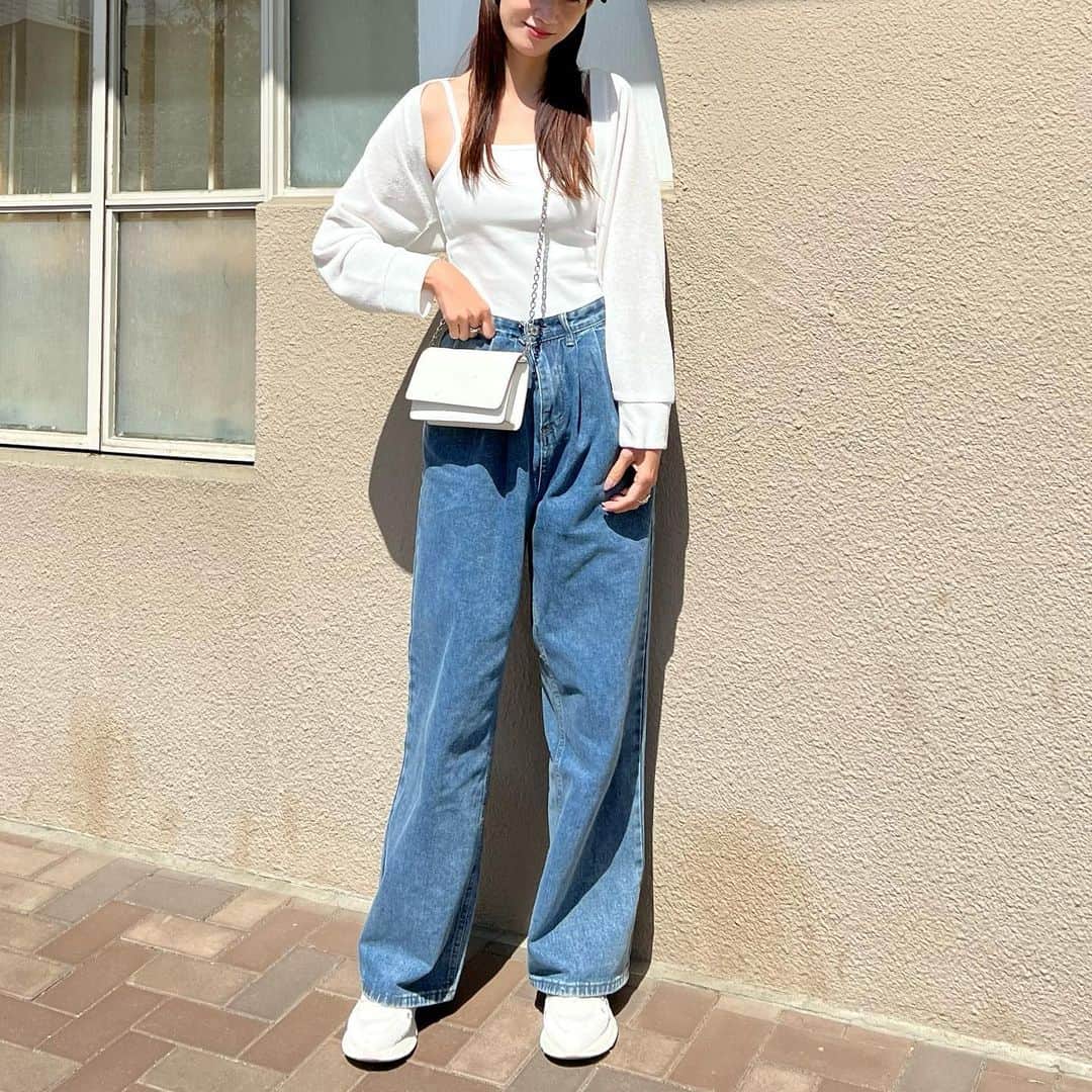 Nagiのインスタグラム：「このGUのキャミソールとボレロのセットの黒もカットけばよかったなぁっと、、、  tops. #gu bottom. #dholic bag. #maisonmargiela  shoes. #lacoste   . #code#fashion#コーデ#ファッション#カジュアル#カジュアルコーデ#シンプル#プチプラ#デニム#スニーカー」