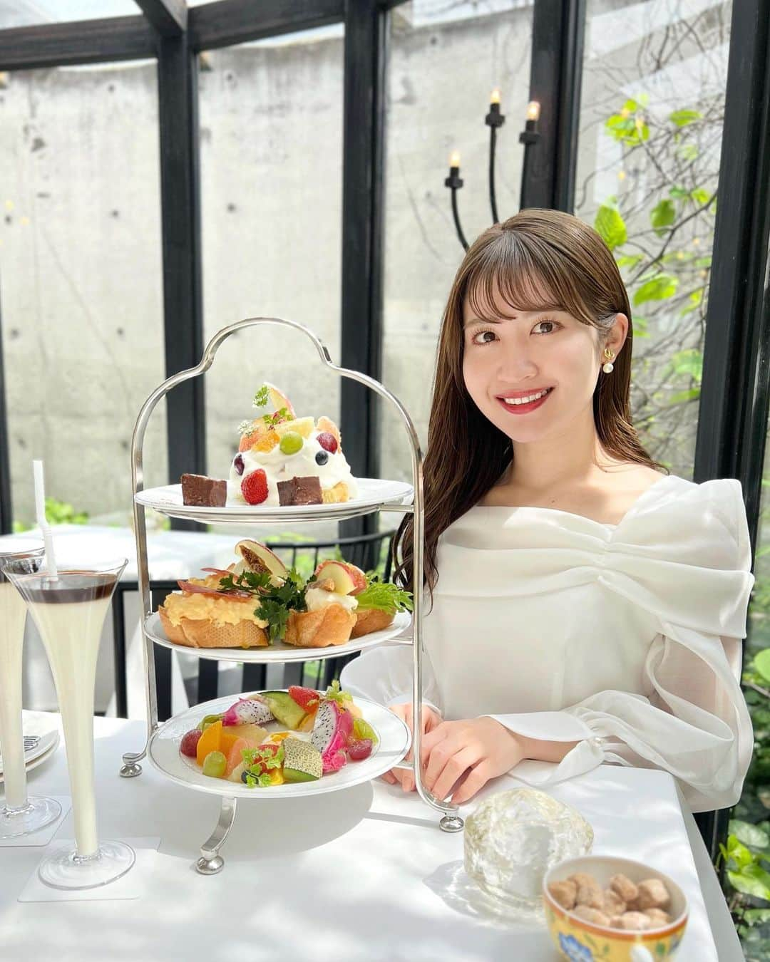 沢井里奈のインスタグラム：「⠀ ⠀ @massimo_mariani2018  お気に入りのカフェ☕️🍰💕💕  マッシモ・セット大好き🥹❤️ ⠀ ⠀ coordinate👗🎀  blouse♡ #Apuweiserriche skirt♡ #Rirandture shose♡ #DIANA bag＆earring♡ #dior  ブラウスは一目惚れで ホワイトとグレー2色買いしました🤍🫧 ⠀ ⠀ #マッシモマリアーニ #カフェ巡り」