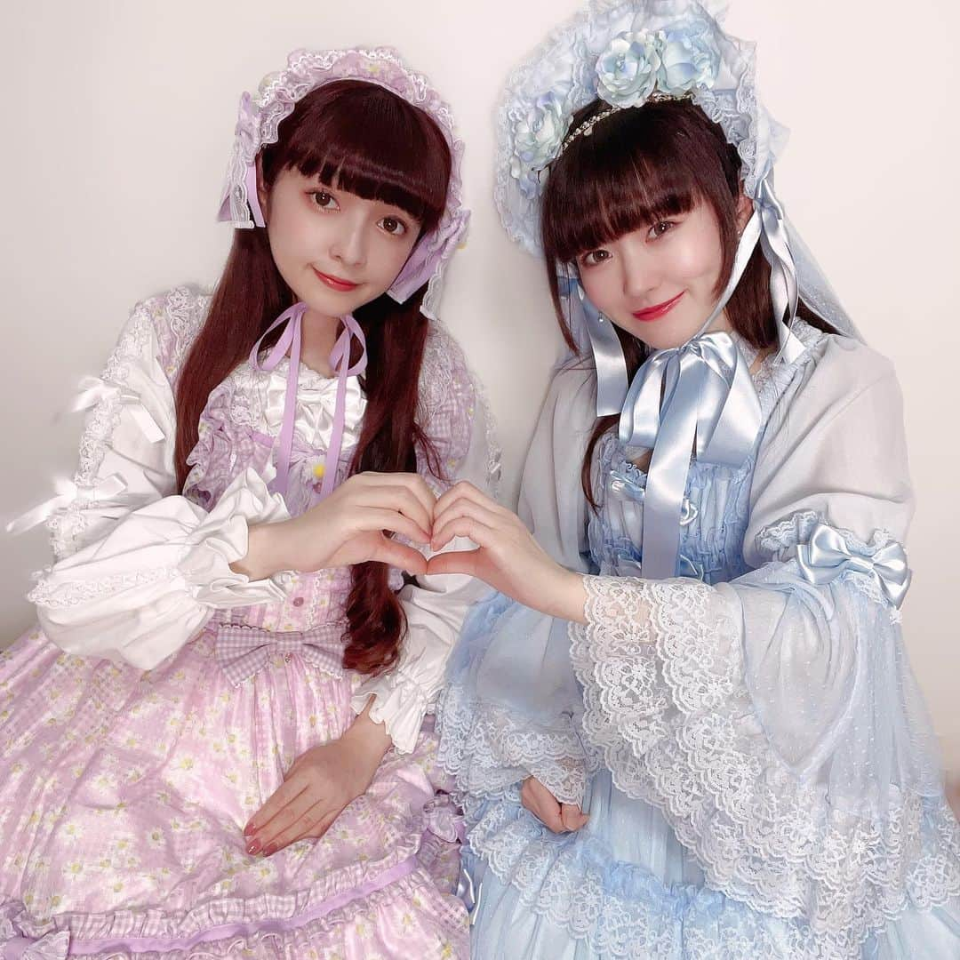 永井杏樹のインスタグラム：「   @metamorphosetempsdefille さんのお洋服で双子コーデしました💖 とても華やかで素敵なお洋服でした😍✨  #metamorphose #metamorphosetempsdefille #メタモルフォーゼ #ロリータの世界 #fmfuji #radiko #ラジオ #青木美沙子 #永井杏樹 #ロリータ #ロリータファッション #lolita #kawaii #lolitafashion」