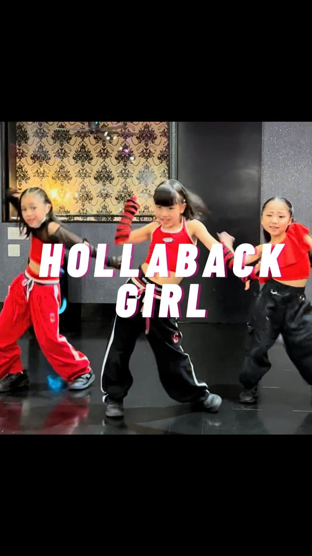 Ruuのインスタグラム：「#HOLLABACKGIRL Remix🍒❤️💙  @chiho_riho @ricca.1116  いつもなら踊る前はカットしてますが✂️ せっかくなのでちーちゃんをプッシュするところから😂💁🏻‍♀️声入りw 途中謎のピンぼけからの、アピール選手権からの、 ラストのアピポーズが斬新すぎて！！！😂🤣✋🏻爆笑」