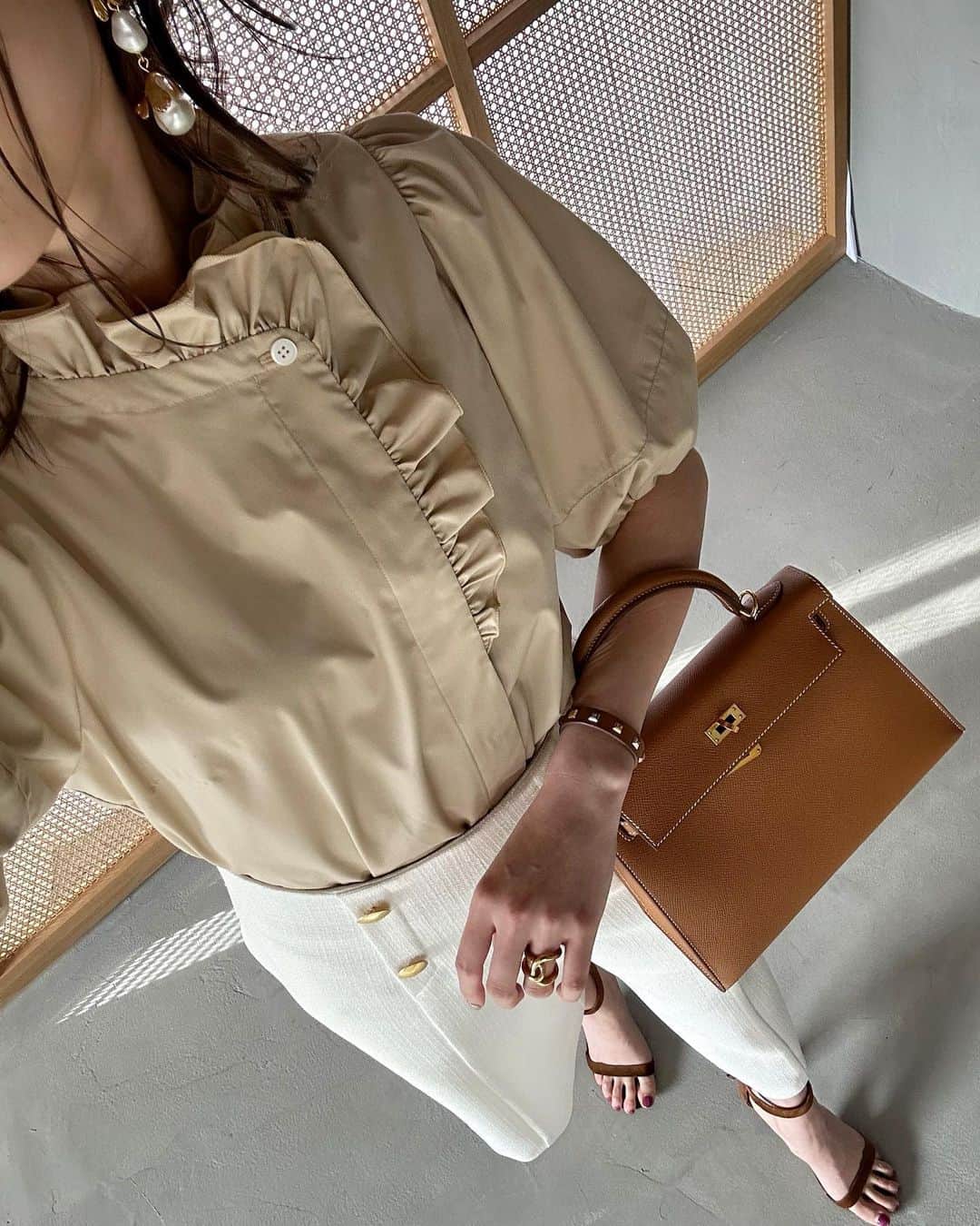 冨張愛のインスタグラム：「上品で女性らしくやさしげに でも甘いのは嫌。という時は Beige & White のコーデを🦙🦌🐐  明日4/6 (木) 18時先行発売の コラボブラウス&パンツ🫶 @m_maglie_le_cassetto_official  明日の21時ごろからインスタライブでもご紹介致します🤳✨」