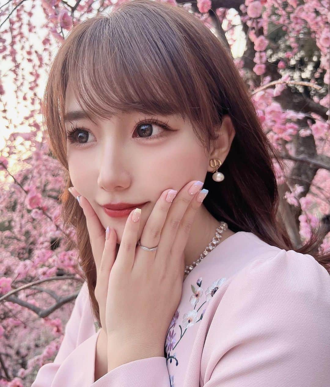 加藤里奈のインスタグラム：「⋆ 最近時間があればお花見してる🌸  これは梅の花❤︎  ネイルはいつも @esnail_nagoya さんでお願いしています❤︎  いつもありがとうございます💕  #ネイル #お花見 #ジェルネイル #春ネイル #ネイルデザイン」